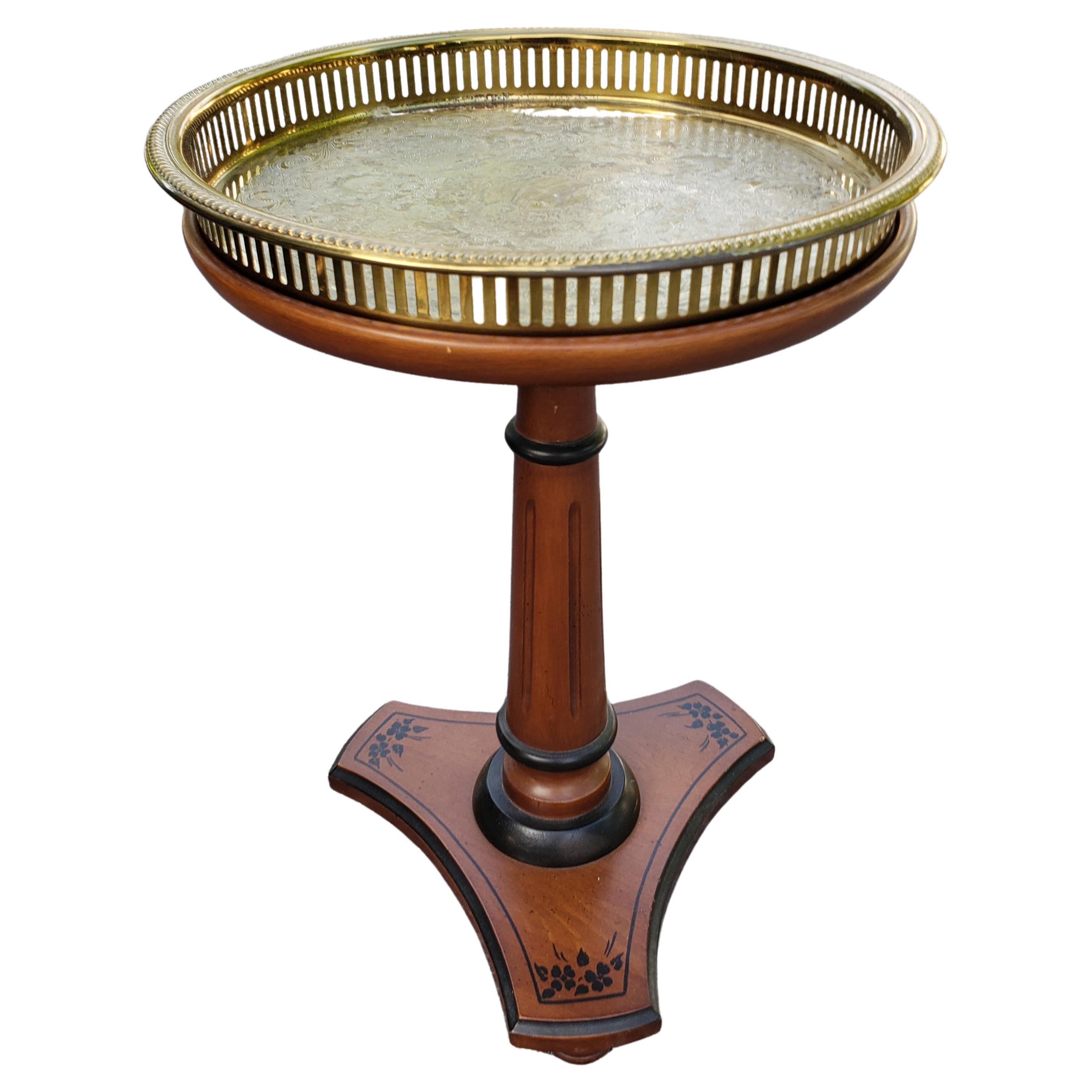 Ende des 20. Jh. Pedestal-Kerzenständer aus Nussbaumholz mit geätztem Messing-Tablett-Einsatz