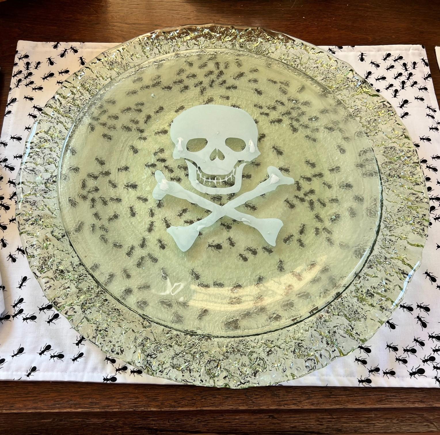 Late 20th C. Set of 8 Seeded Glass Dinner Plates with White Skull and Crossbones In Good Condition For Sale In Morristown, NJ