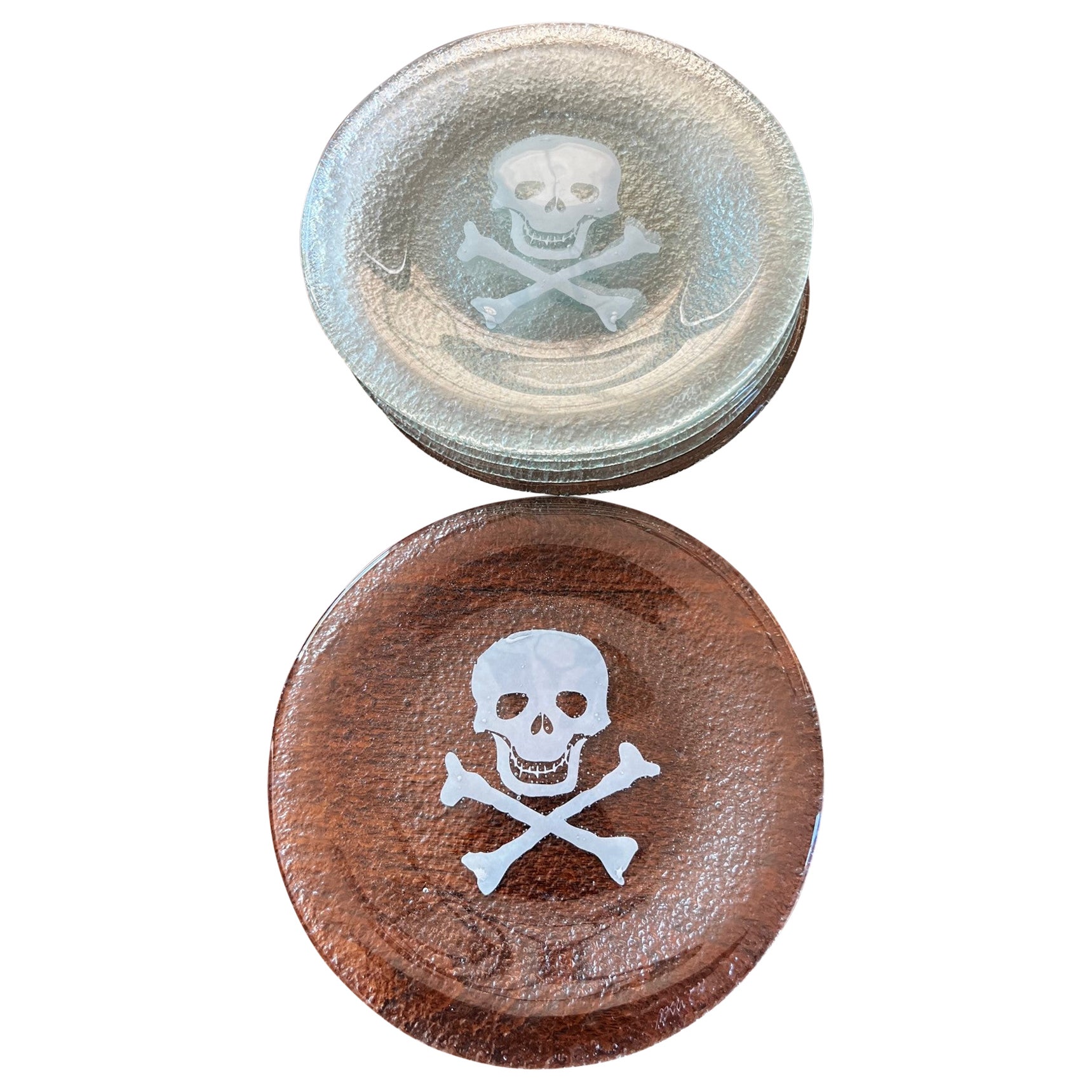 Set von 8 Beistelltellern aus satiniertem Glas mit weißem Totenkopf und Kreuzbones aus dem späten 20. Jahrhundert