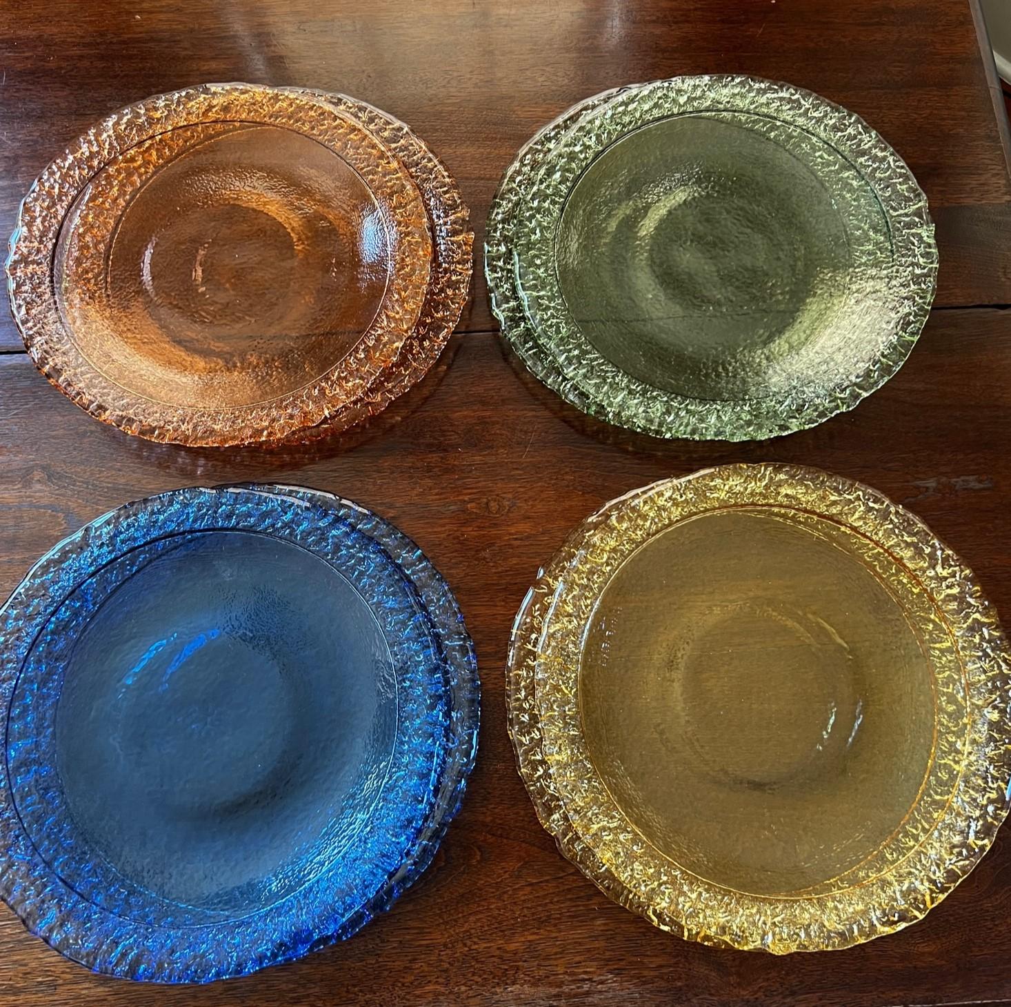Late 20th C. Set of 8 Substantial Seeded Glass Chargers in 4 Different Colors In Good Condition For Sale In Morristown, NJ