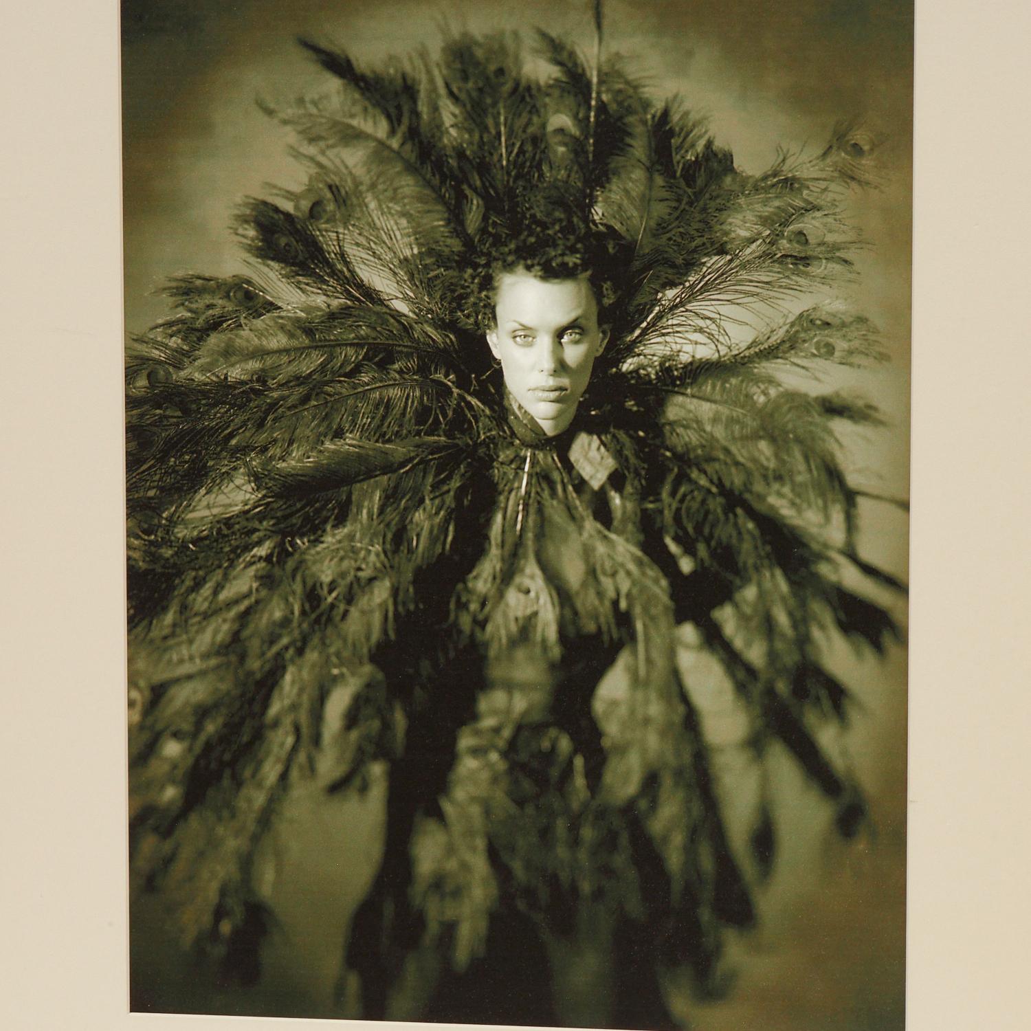Fin du 20e C. une impression giclée de haute qualité sur papier mat, signée au crayon (illisible) sous le mat et encadrée sous verre. Le sujet est une femme très frappante portant un vêtement richement orné de plumes. Cette image a une qualité