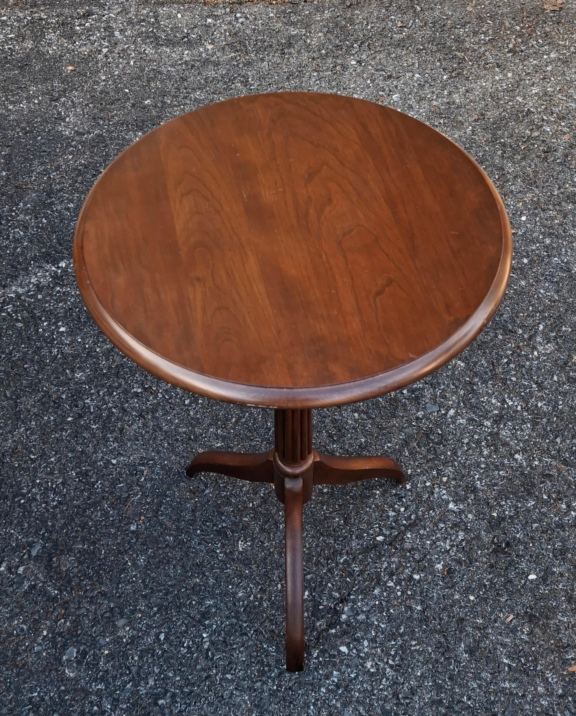 Classique américain Late 20th C. Stained Cherry Hardwood Tripod Pedestal Side Table Candle Stand en vente