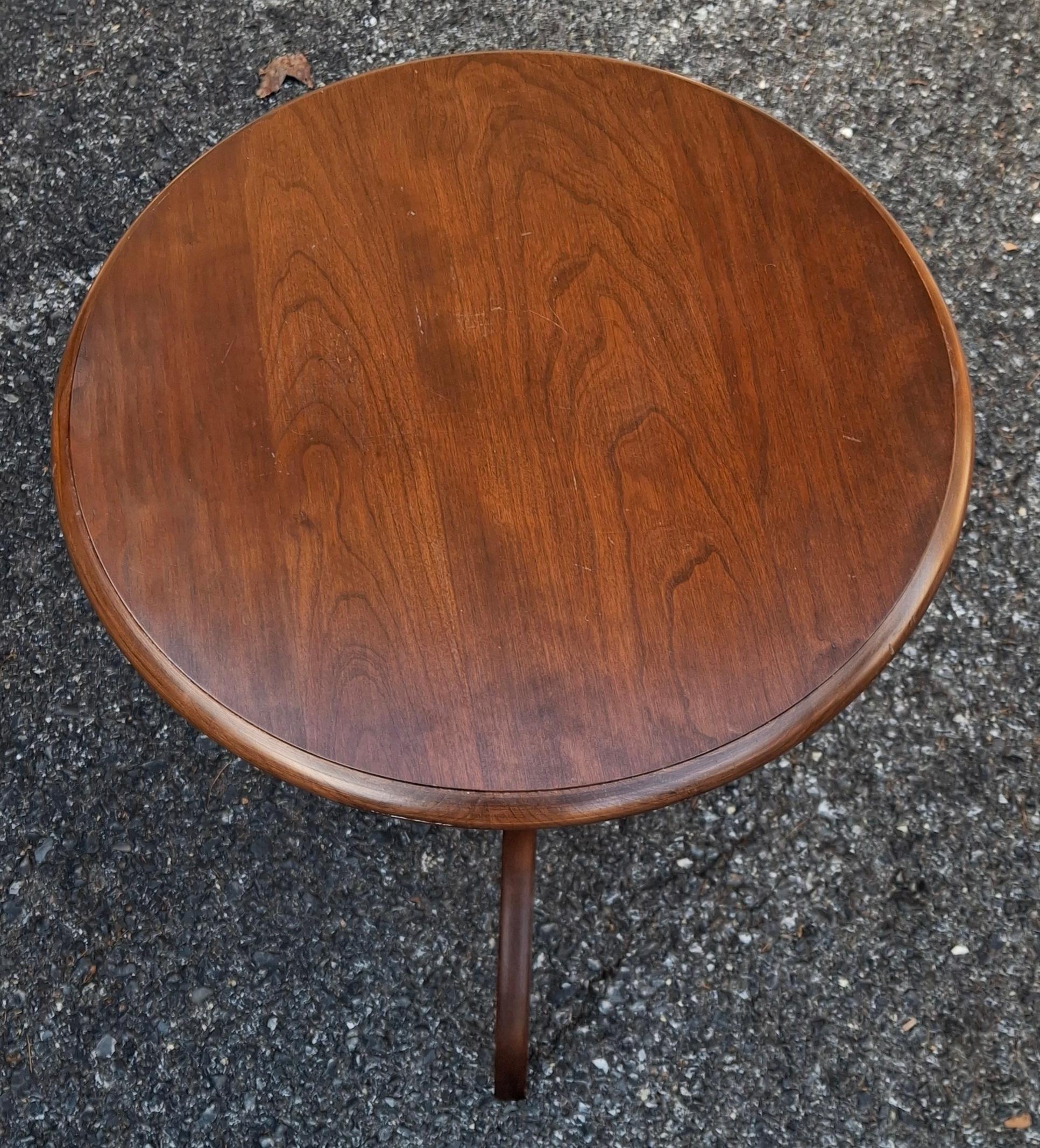 Américain Late 20th C. Stained Cherry Hardwood Tripod Pedestal Side Table Candle Stand en vente
