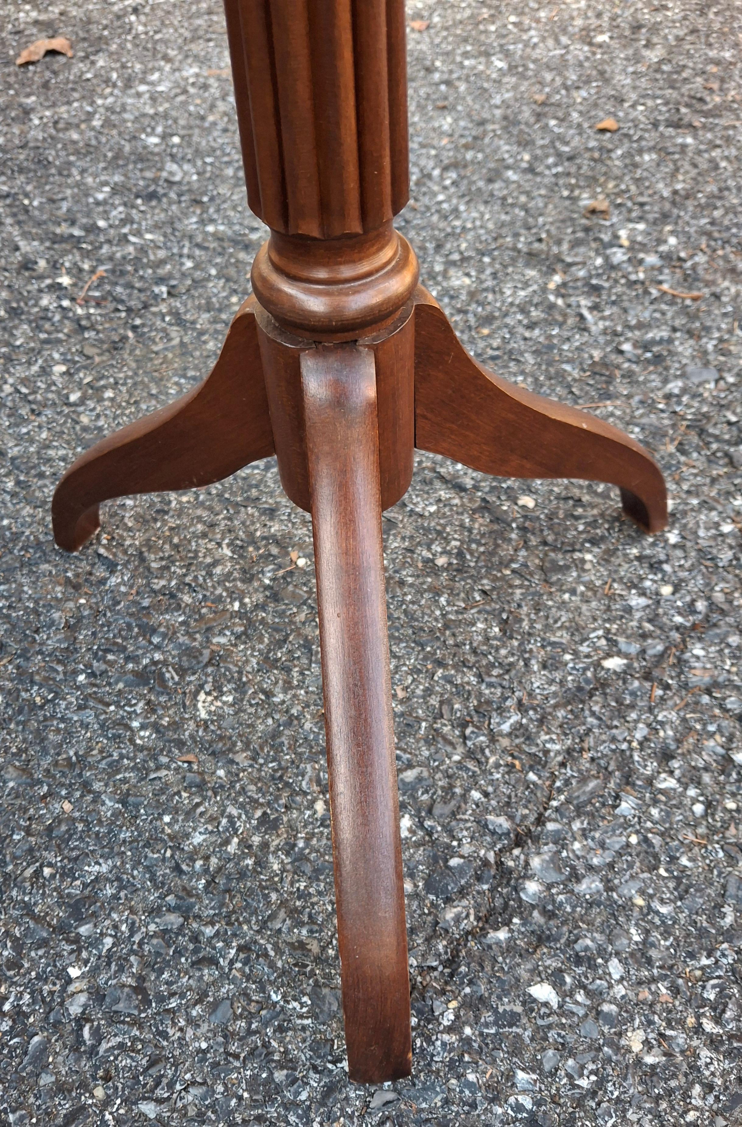 Tacheté Late 20th C. Stained Cherry Hardwood Tripod Pedestal Side Table Candle Stand en vente