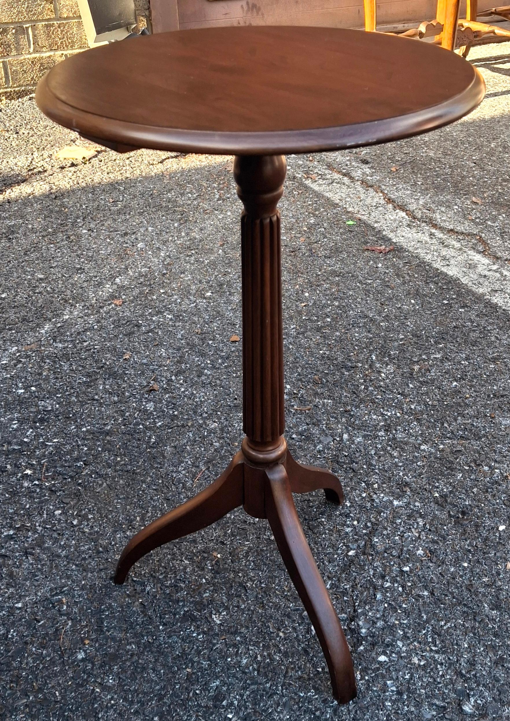 Late 20th C. Stained Cherry Hardwood Tripod Pedestal Side Table Candle Stand Bon état - En vente à Germantown, MD