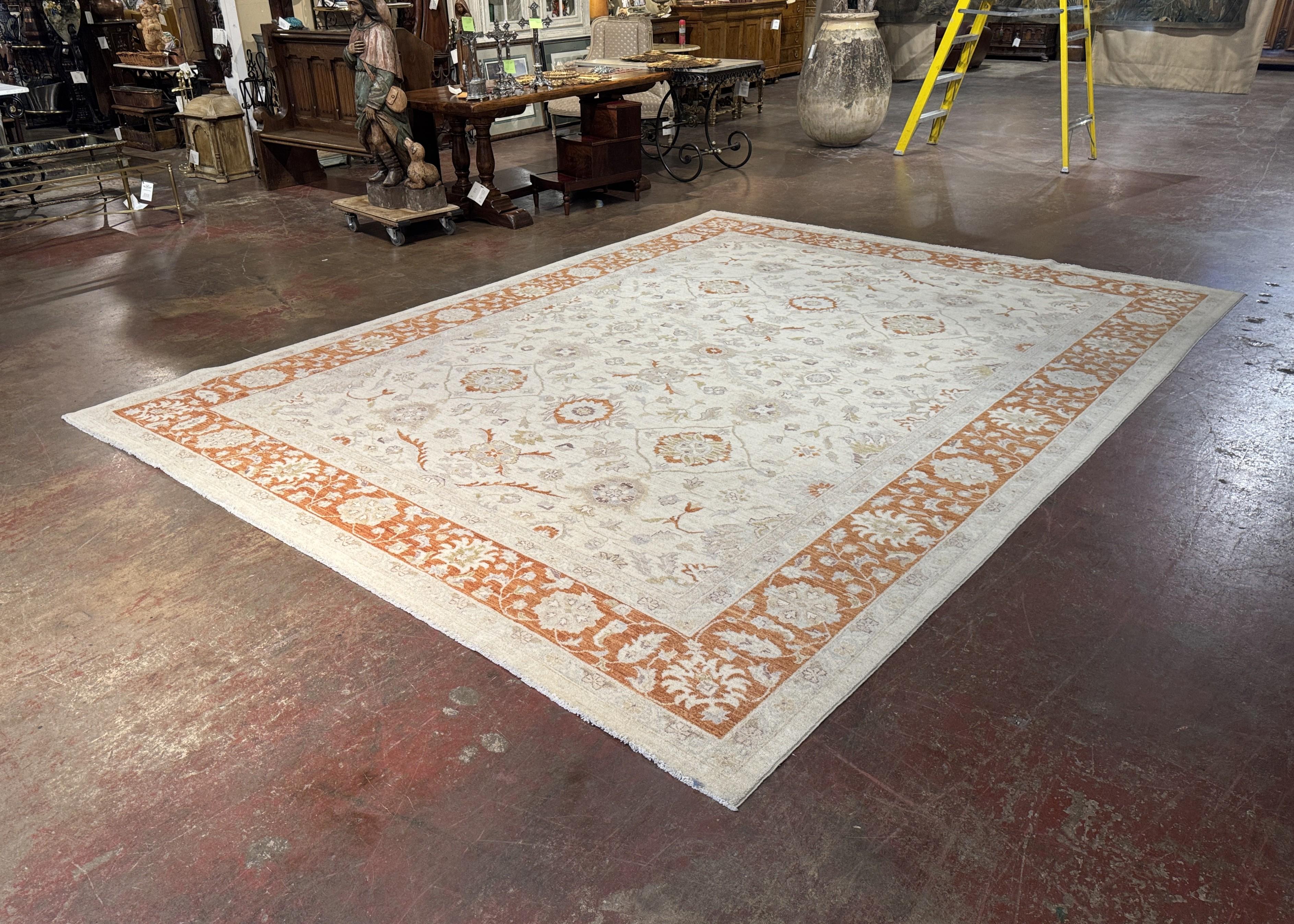 Late 20th C. Turkish Oushak-Style Hand-Knotted Wool Rug with Rust Border For Sale 3