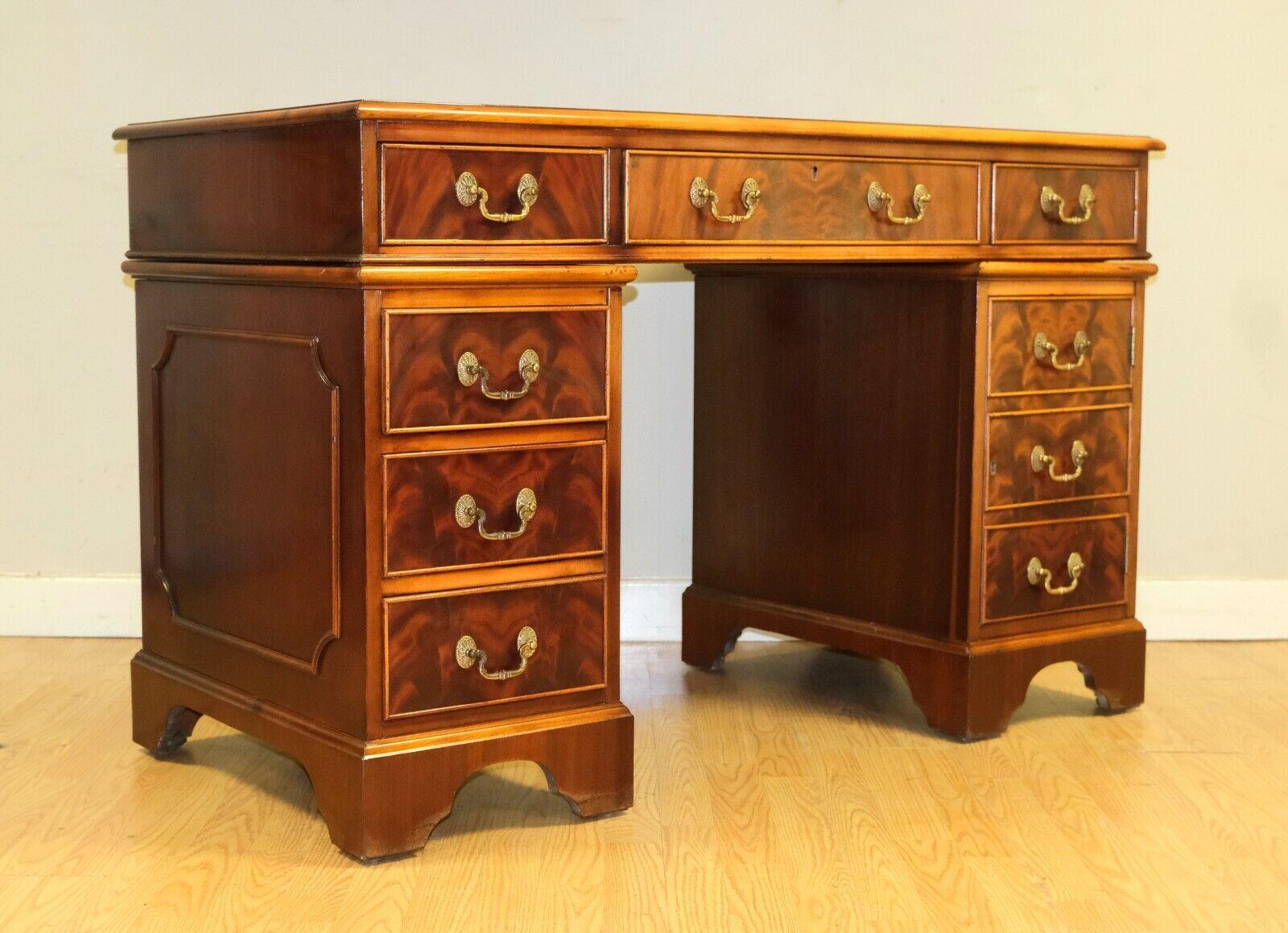 Victorian LATE 20TH C WARING & GILLOW PEDESTAL DESK WiTH GOLD TOOLED RED LEATHER TOP  For Sale
