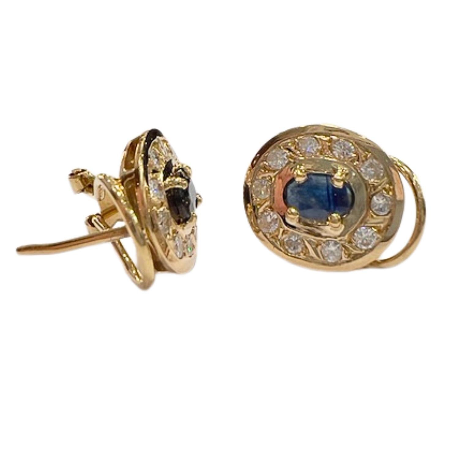 Boucles d'oreilles sophistiquées au design contemporain de la fin du XXe siècle, réalisées en or jaune 18 carats. Chaque boucle d'oreille présente un saphir de taille ovale encadré d'un halo de diamants de taille brillante. La combinaison de saphirs