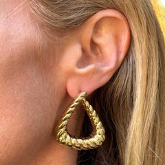 Ende des 20. Jahrhunderts 14 Karat Gelbgold gerippte dreieckige Ohrringe mit Hebelverschluss