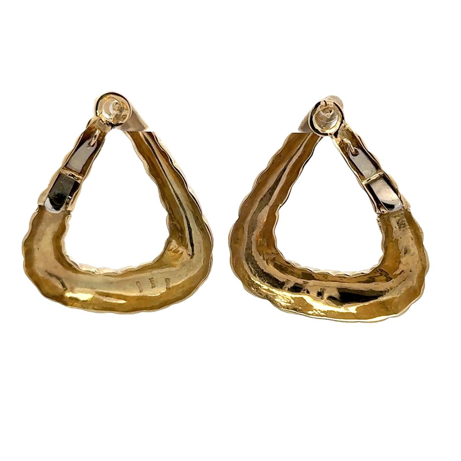 Boucles d'oreilles à levier triangulaires nervurées en or jaune 18 carats de la fin du 20e siècle en vente 1