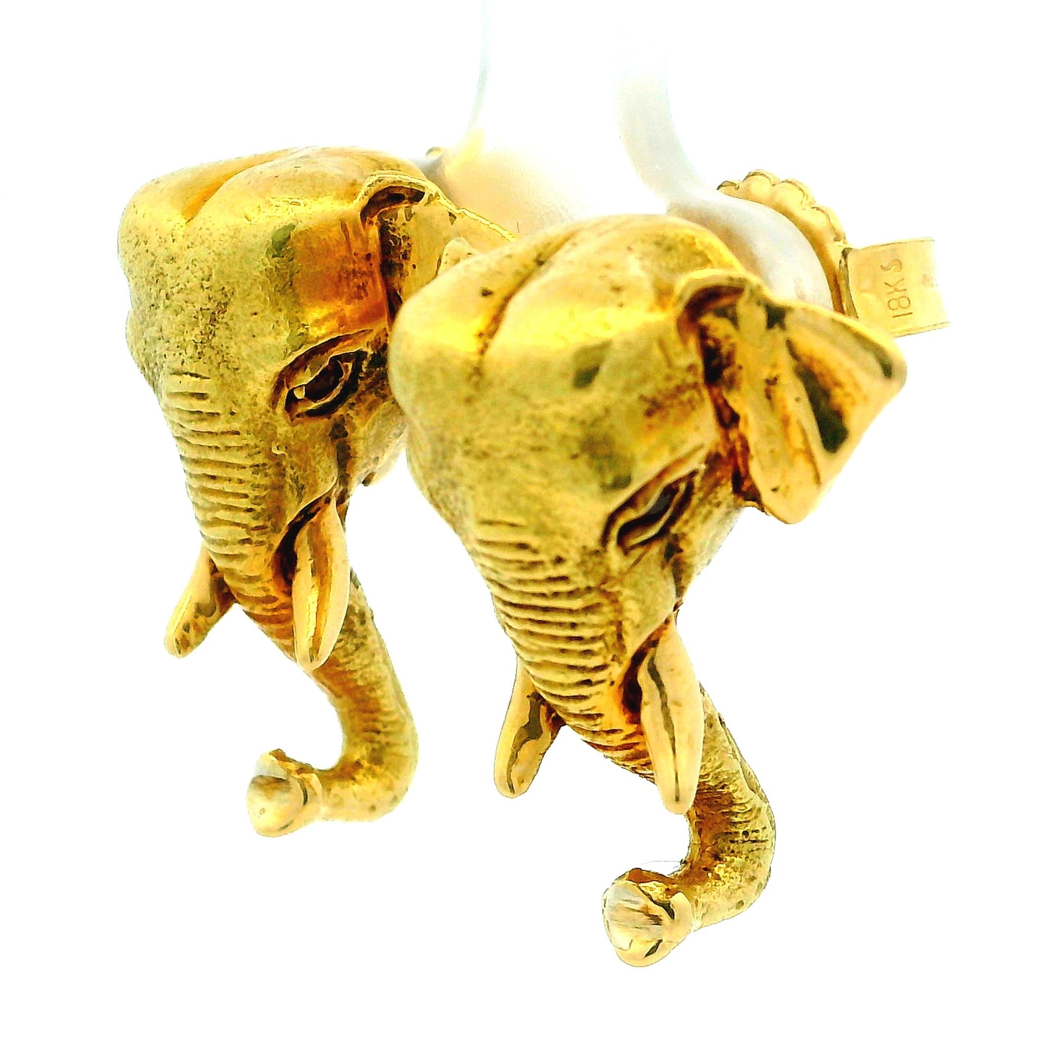 Un elegante  paio di orecchini figurati in oro giallo 18 carati, realizzati con maestria a forma di testa di elefante. Ogni orecchino presenta una lavorazione in oro finemente strutturata che cattura il carattere realistico dell'animale, accentuato