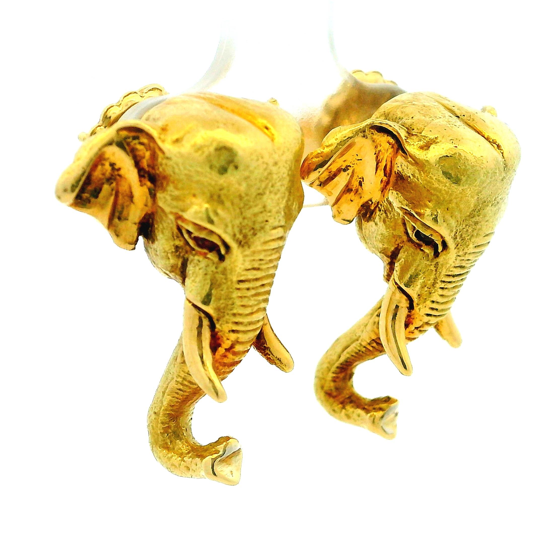 Contemporaneo Orecchini a testa di elefante in oro 18 carati della fine del XX secolo con occhi di rubino in vendita