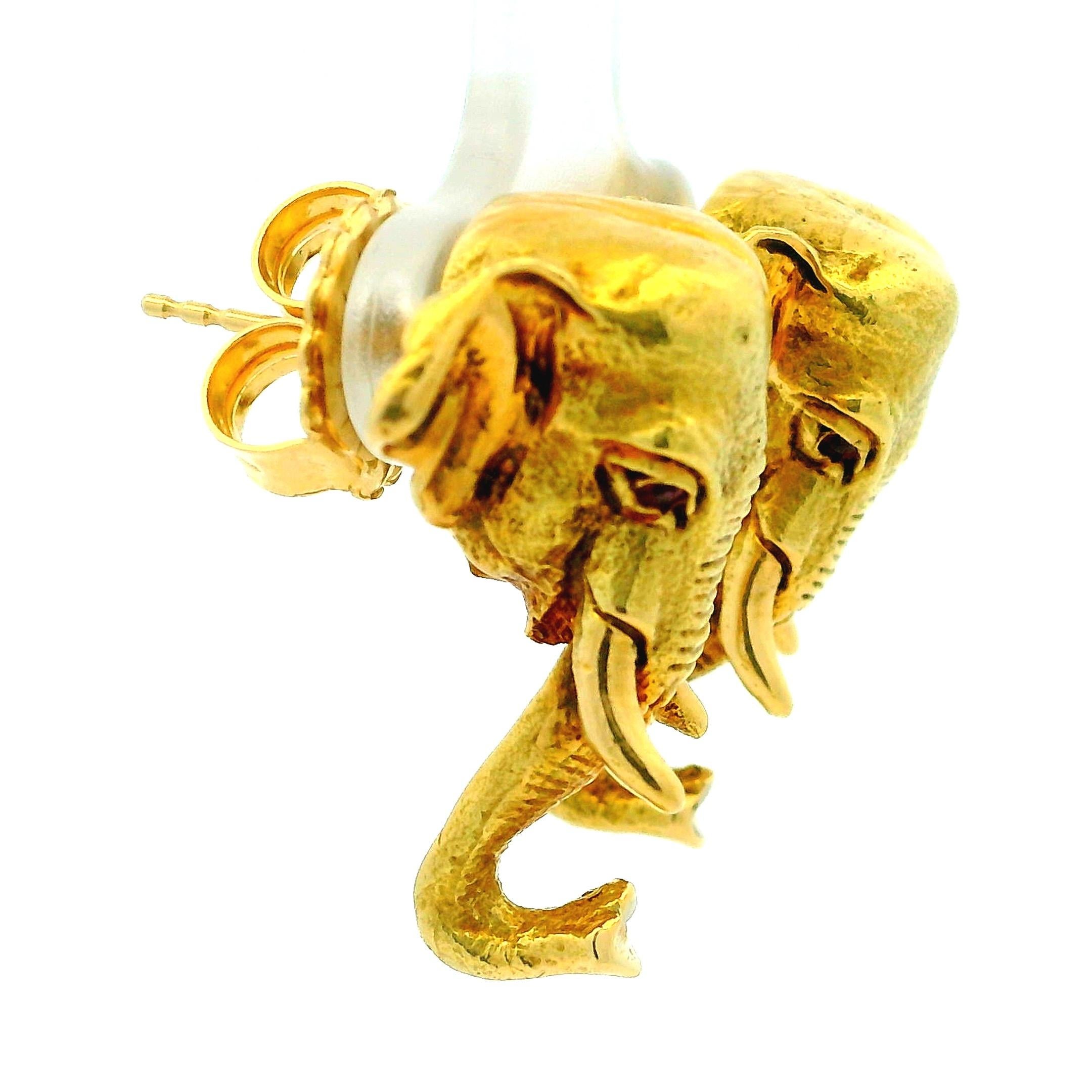 Cabochon Orecchini a testa di elefante in oro 18 carati della fine del XX secolo con occhi di rubino in vendita