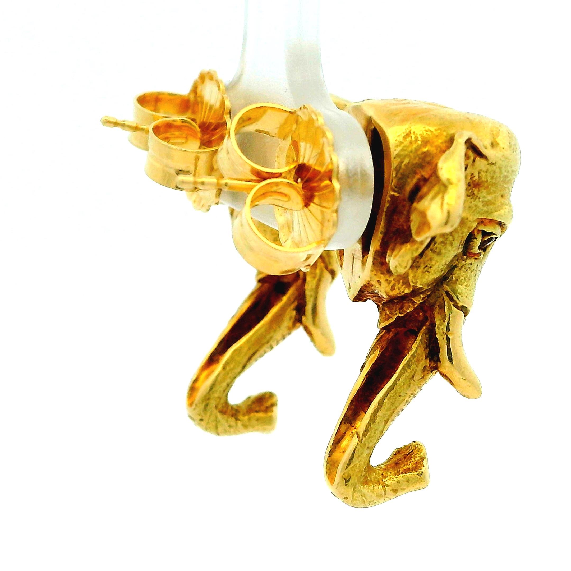Orecchini a testa di elefante in oro 18 carati della fine del XX secolo con occhi di rubino In condizioni ottime in vendita a Miami, FL