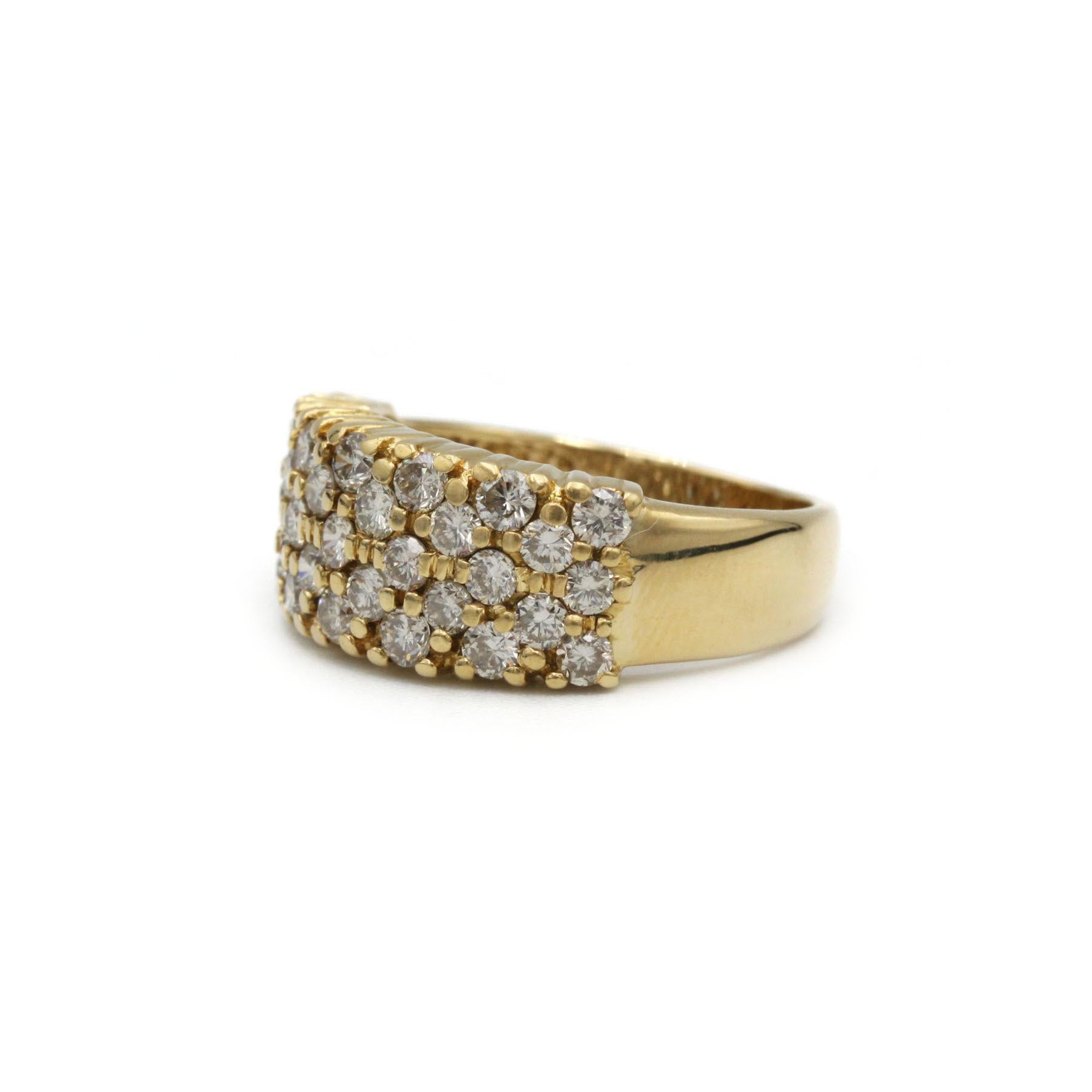 Découvrez une célébration de la lumière et de la forme dans ce somptueux cluster band de la fin du 20e siècle. Réalisée en or jaune 18 K (750‰), la large tige légèrement effilée de la bague supporte trois rangées brillantes de 33 diamants ronds de