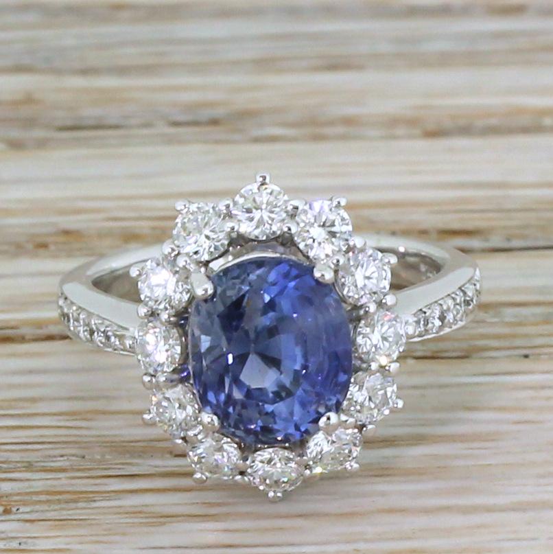 A glowing natural sapphire and diamond ring. The centre stone – certified as unheated and untreated and originating from either Sri Lanka or Madagascar – displays a bright, sky blue. A total of twelve high white and clean round brilliant cut