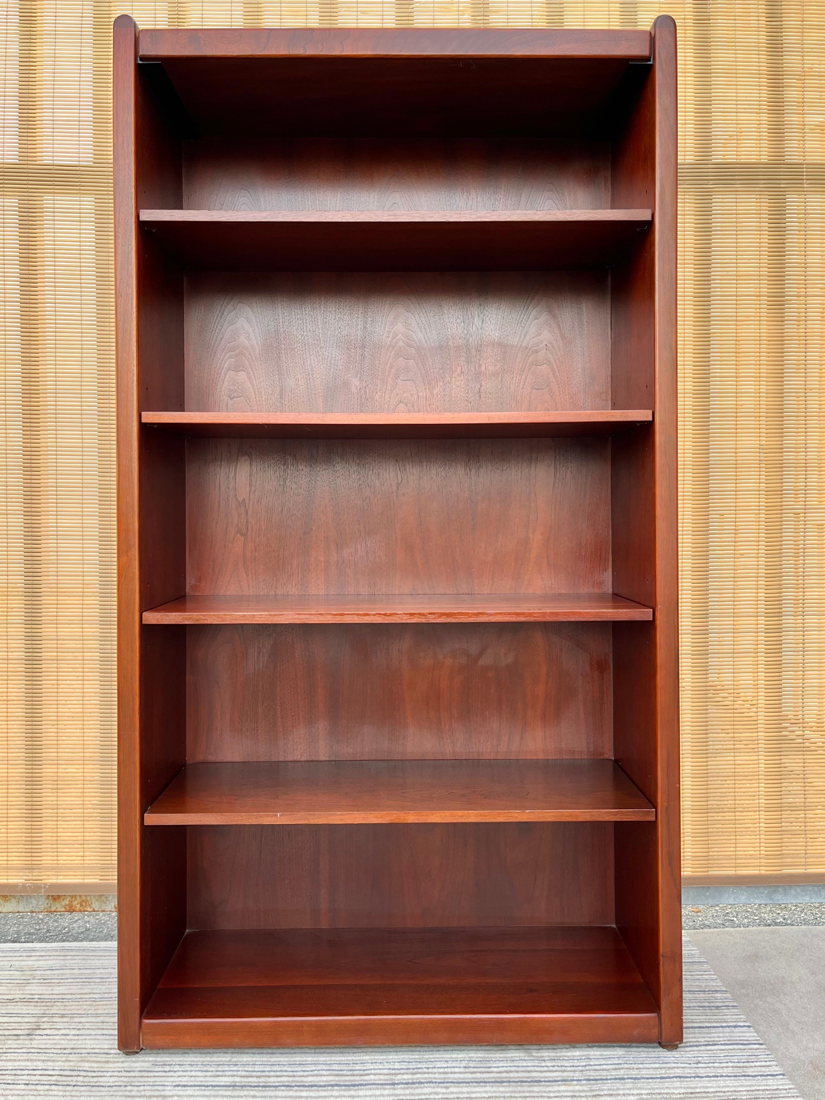 Late 20th century 5 shelves open bookcase by Kimball Furniture. Circa 1990s. 
This robust open bookcase features a clean line design with rounded top edges, four adjustable wood shelves with metal brackets, a beautiful dark cherry wood grain finish