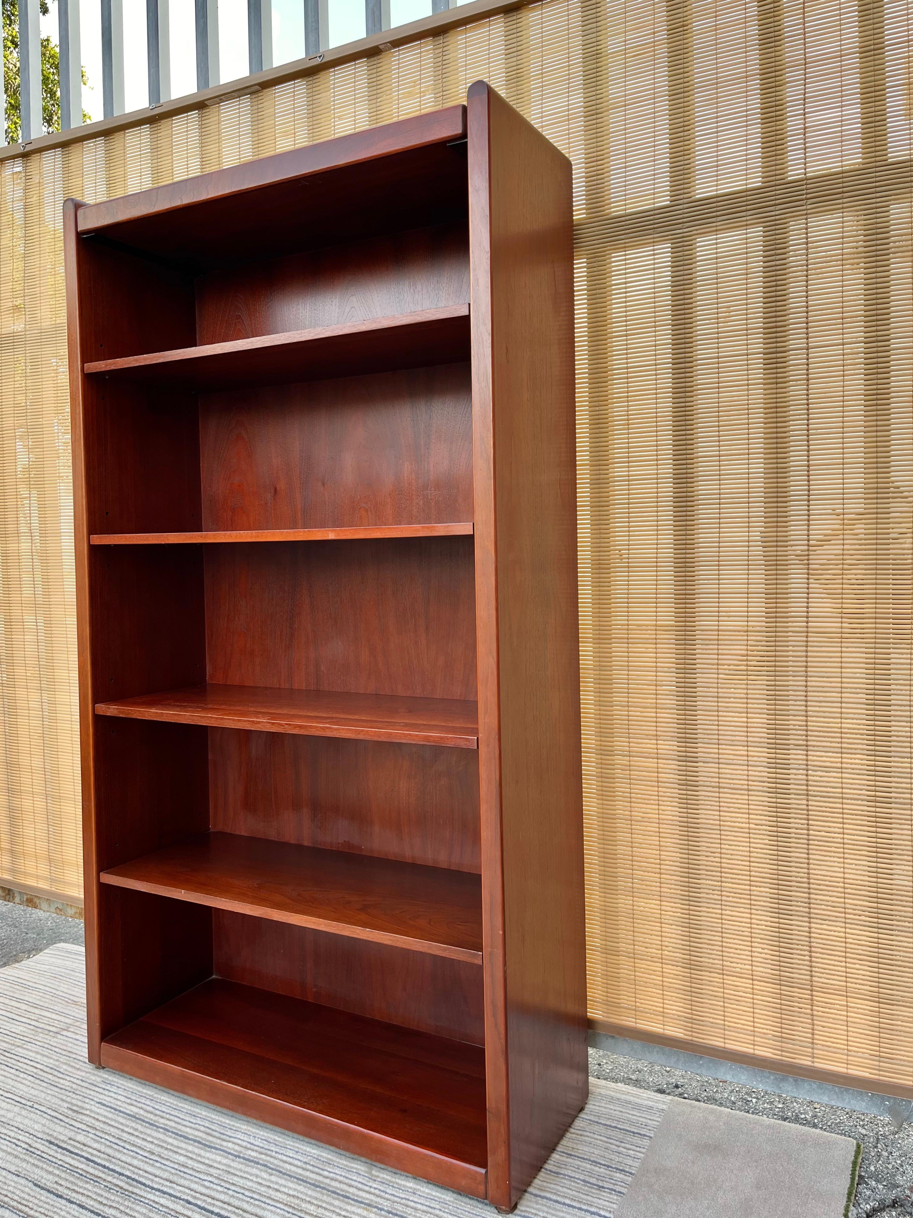Américain Bibliothèque ouverte à 5 étagères de la fin du XXe siècle par Kimball Furniture en vente