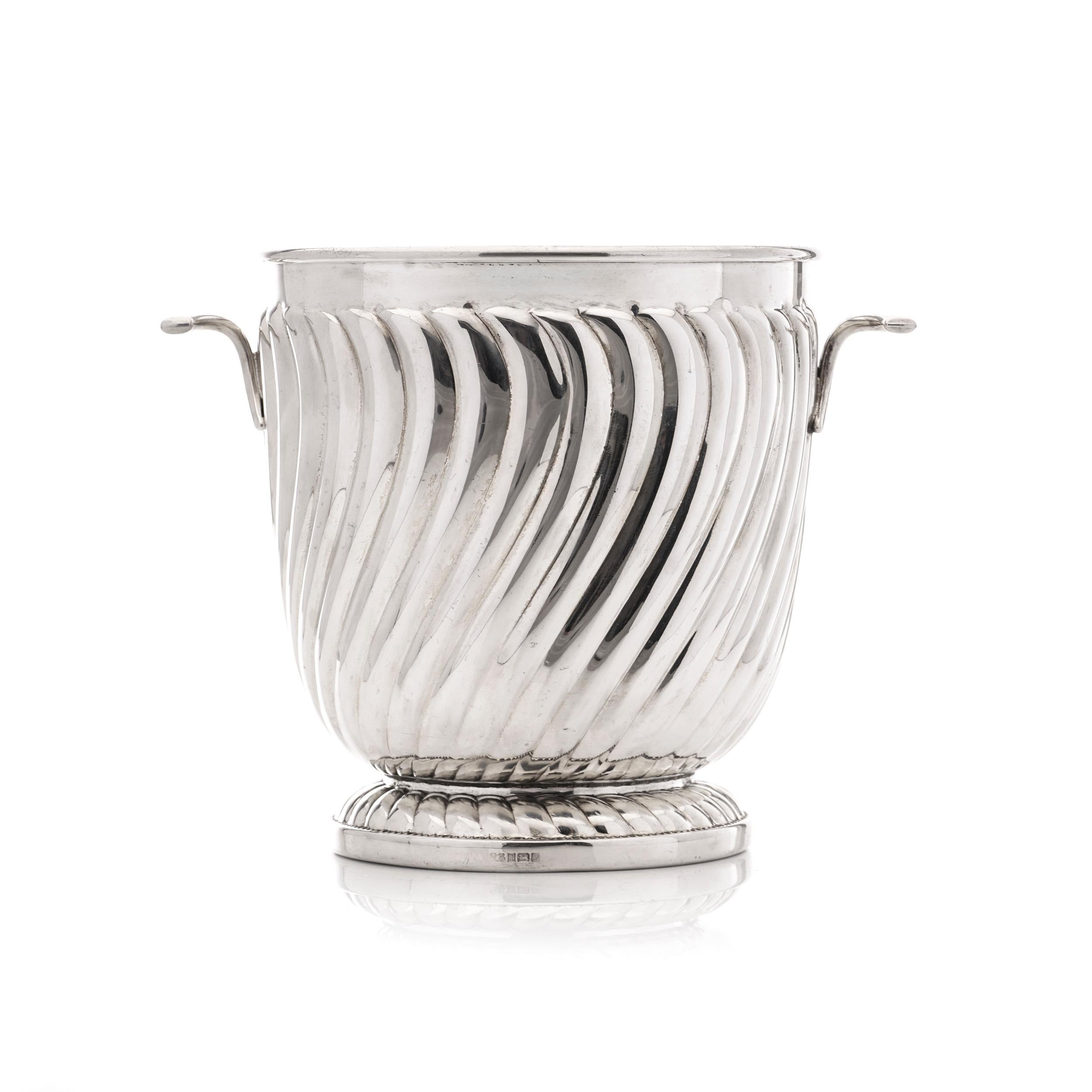 Late 20th century 925 sterling silver bowl by Victoria Silverware Ltd.

Made in England, Birmingham, 1996
Fully hallmarked.

Dimensions:
Height: 13.3 cm
Width: 16.5 cm 
Weight: 368 grams in total 

Condition: The item is pre - owned, in excellent