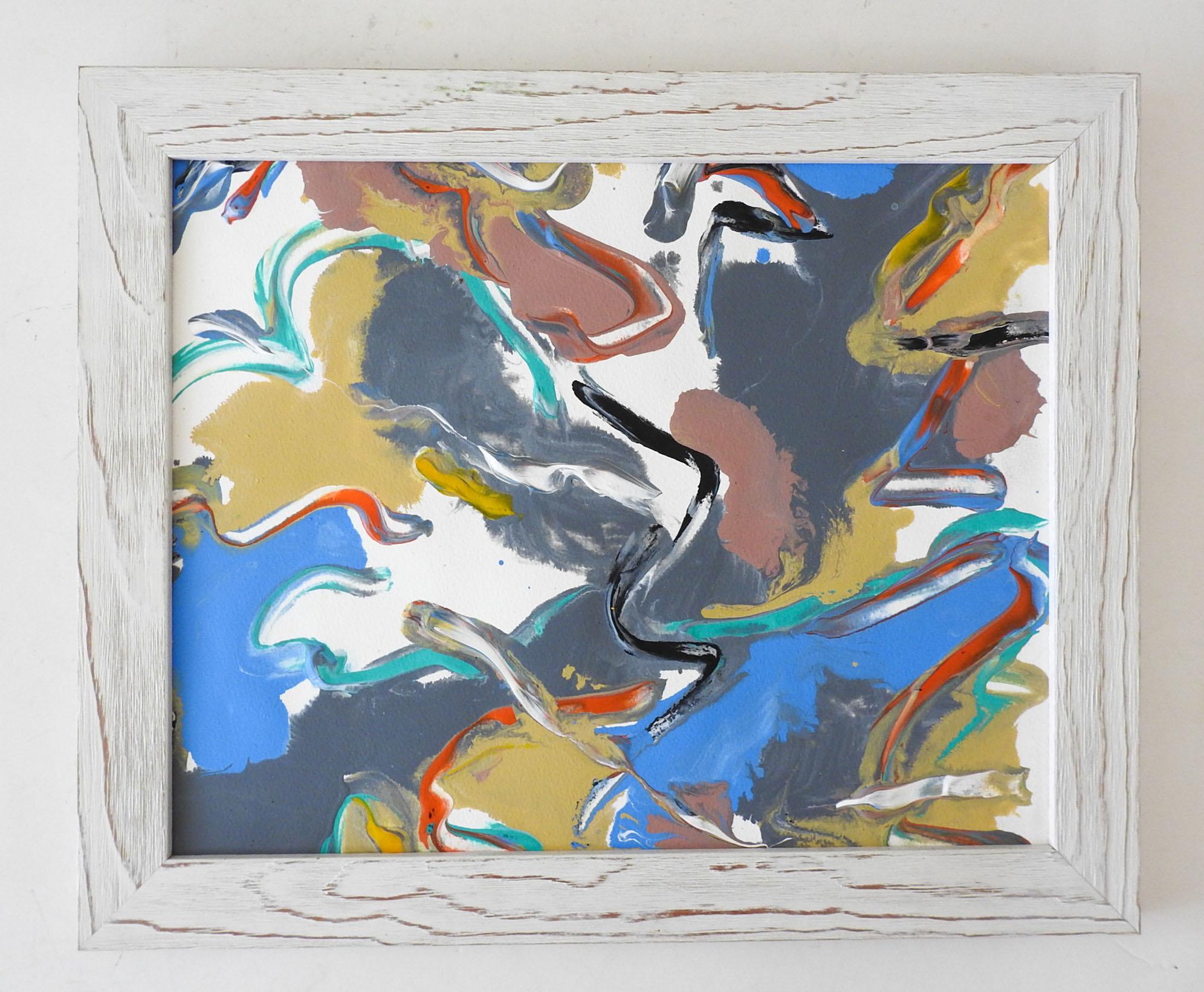 Peinture expressionniste abstraite à l'acrylique sur papier de la fin du 20e siècle en bleu, gris, blanc et rouge. Non signée. Présenté dans un cadre en bois blanc à finition vieillie, éraflures sur le cadre.