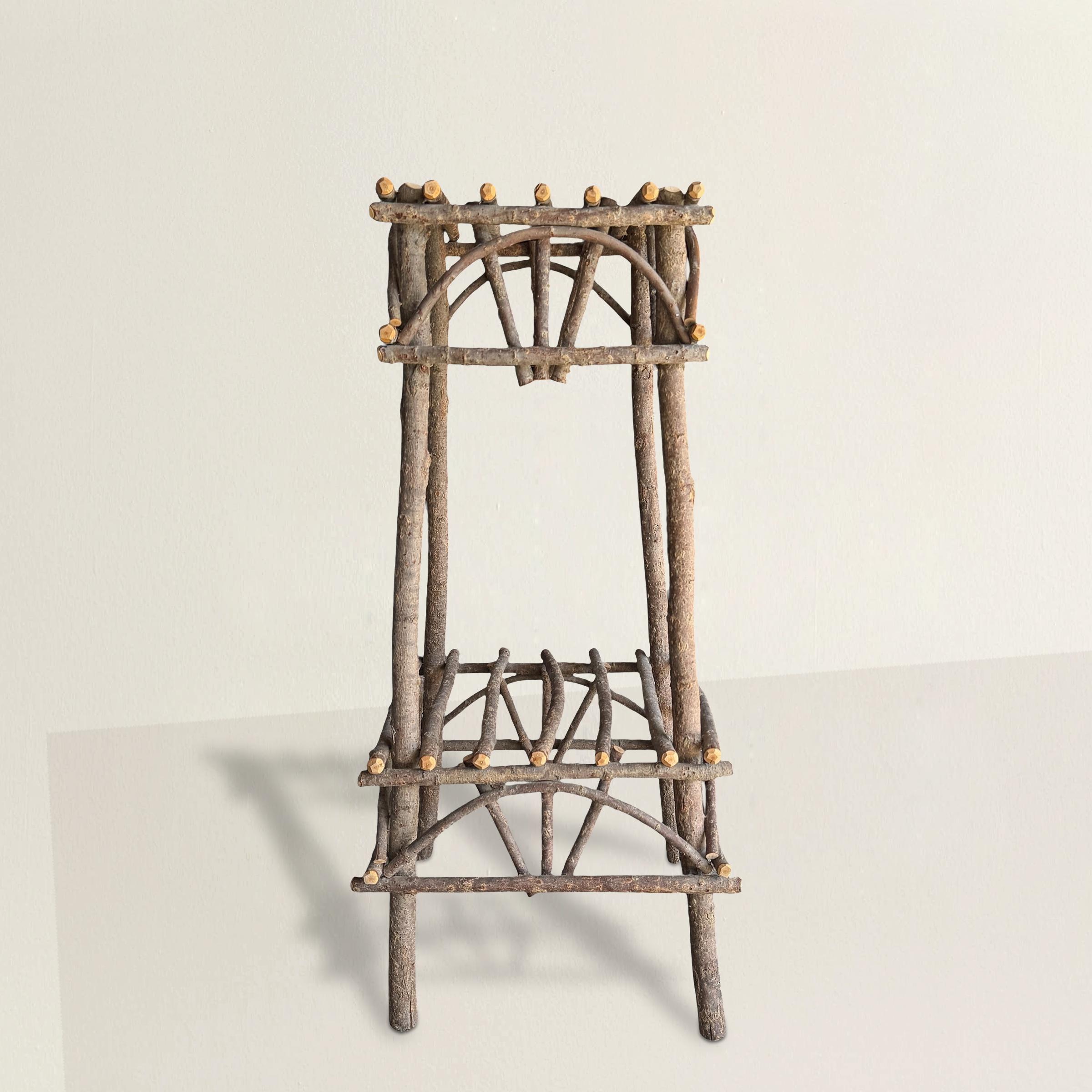 Arraigada en la elegancia rústica de la tradición Adirondack, esta jardinera americana de finales del siglo XX encarna el encanto del diseño artesanal. Fabricado con ramas de abedul blanqueadas a mano, su marco muestra las curvas y texturas
