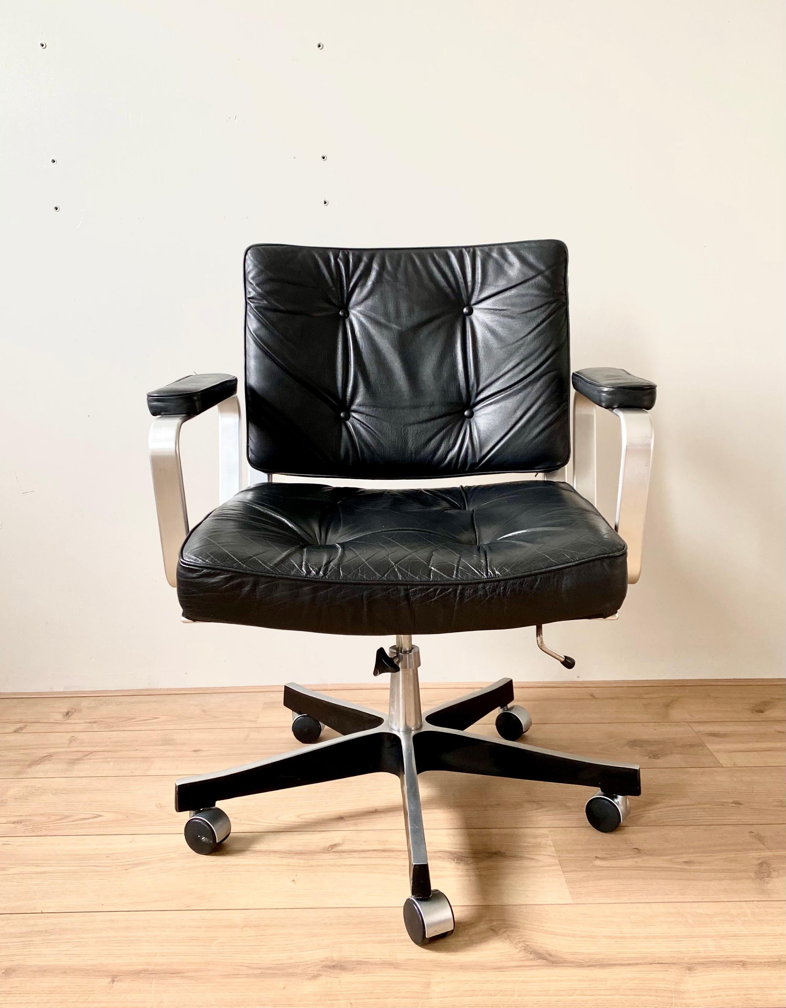 Cool looking piece while upholstered in black leather in combination with a polished aluminum base. This desk chair which was designed by Karl Erik Ekselius for Joc Mobel Vetlanda is adjustable in height and also the seating itself can be manually