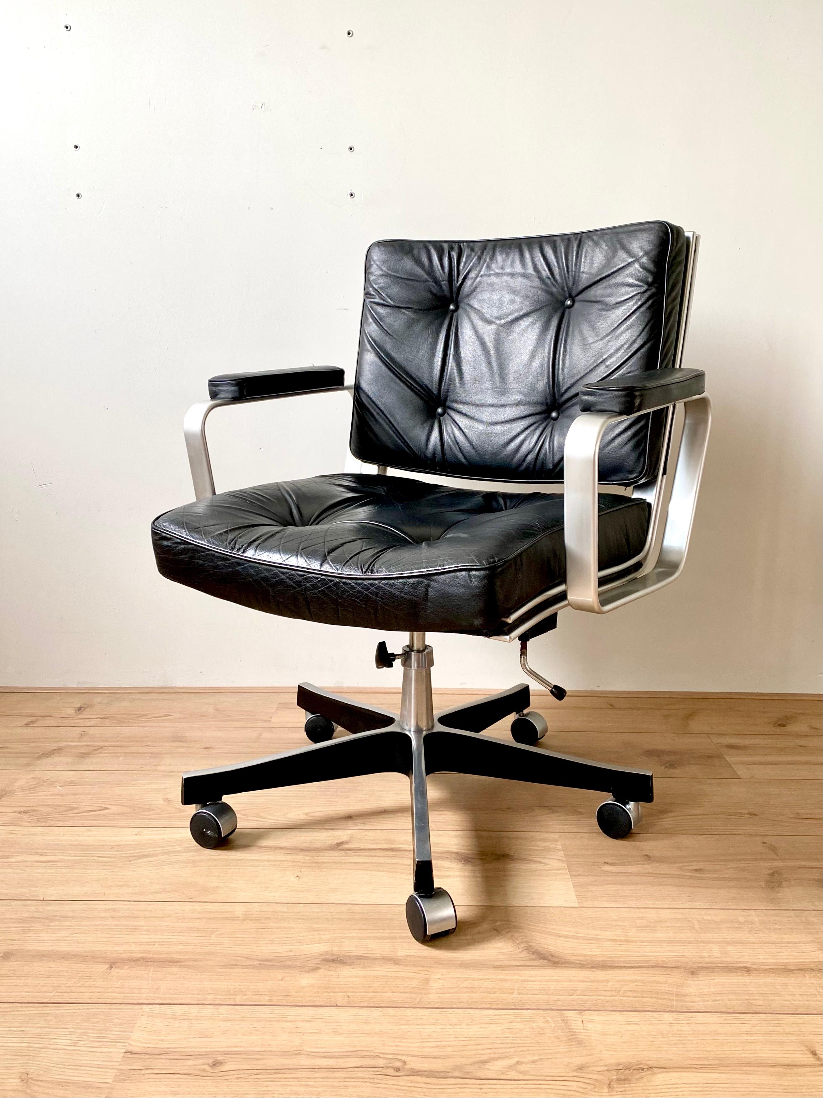 Suédois Chaise de bureau en aluminium et cuir de Karl Ekselius FINALE VENTE en vente