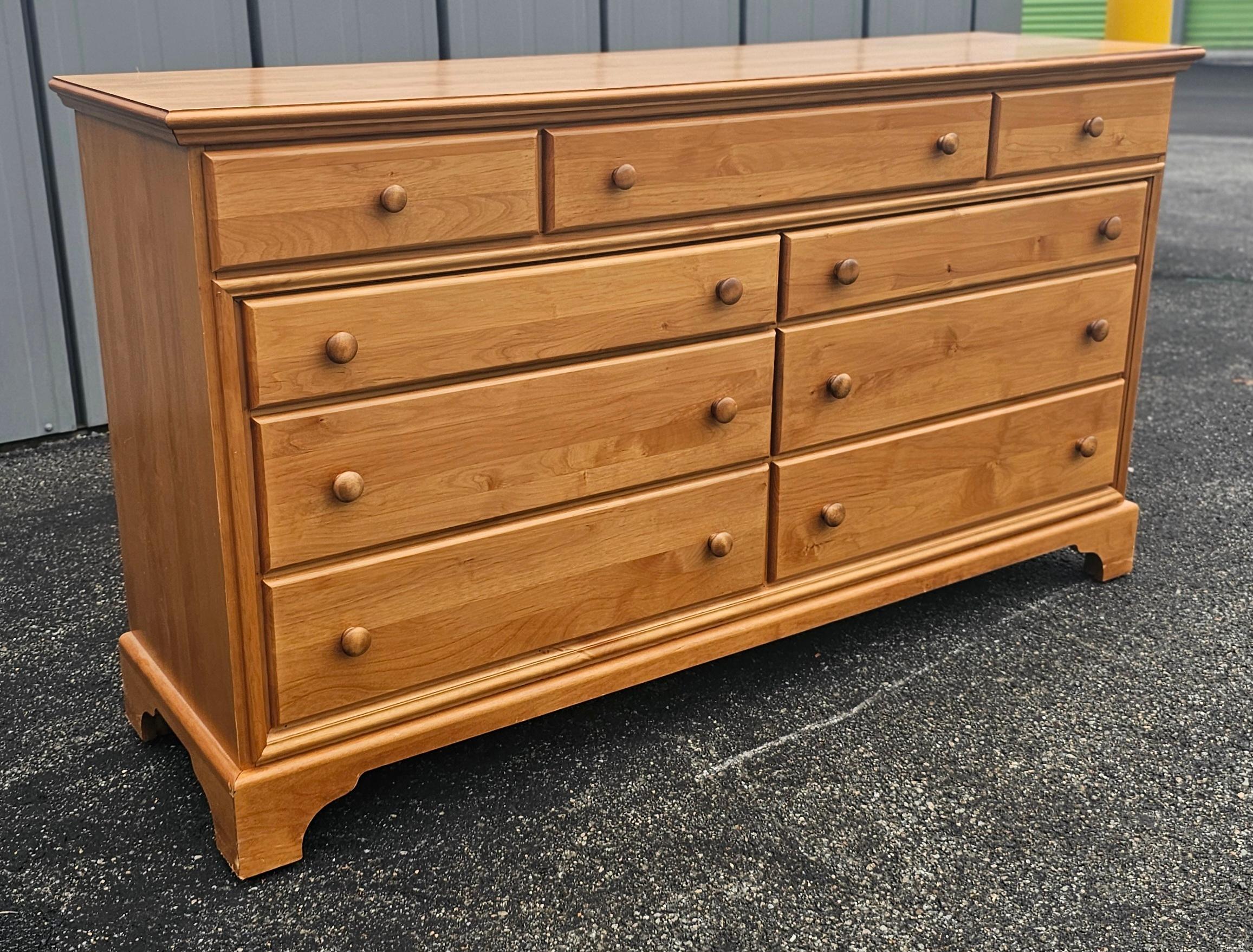 Late 20th Century American Classical Maple Double Dresser In Good Condition For Sale In Germantown, MD