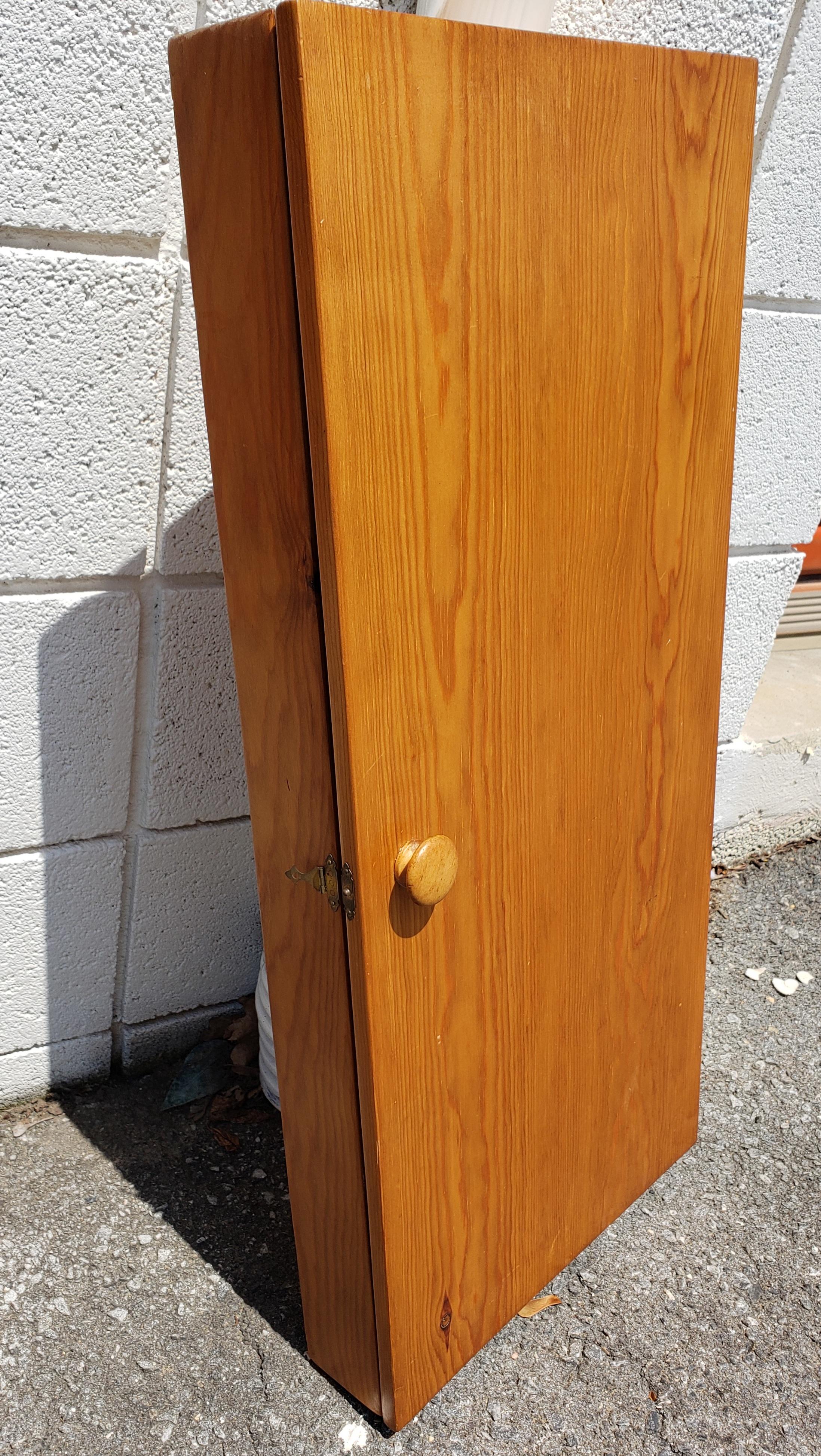 Arts and Crafts Late 20th Century Amish Hand-Crafted Pine Wall Cabinet For Sale