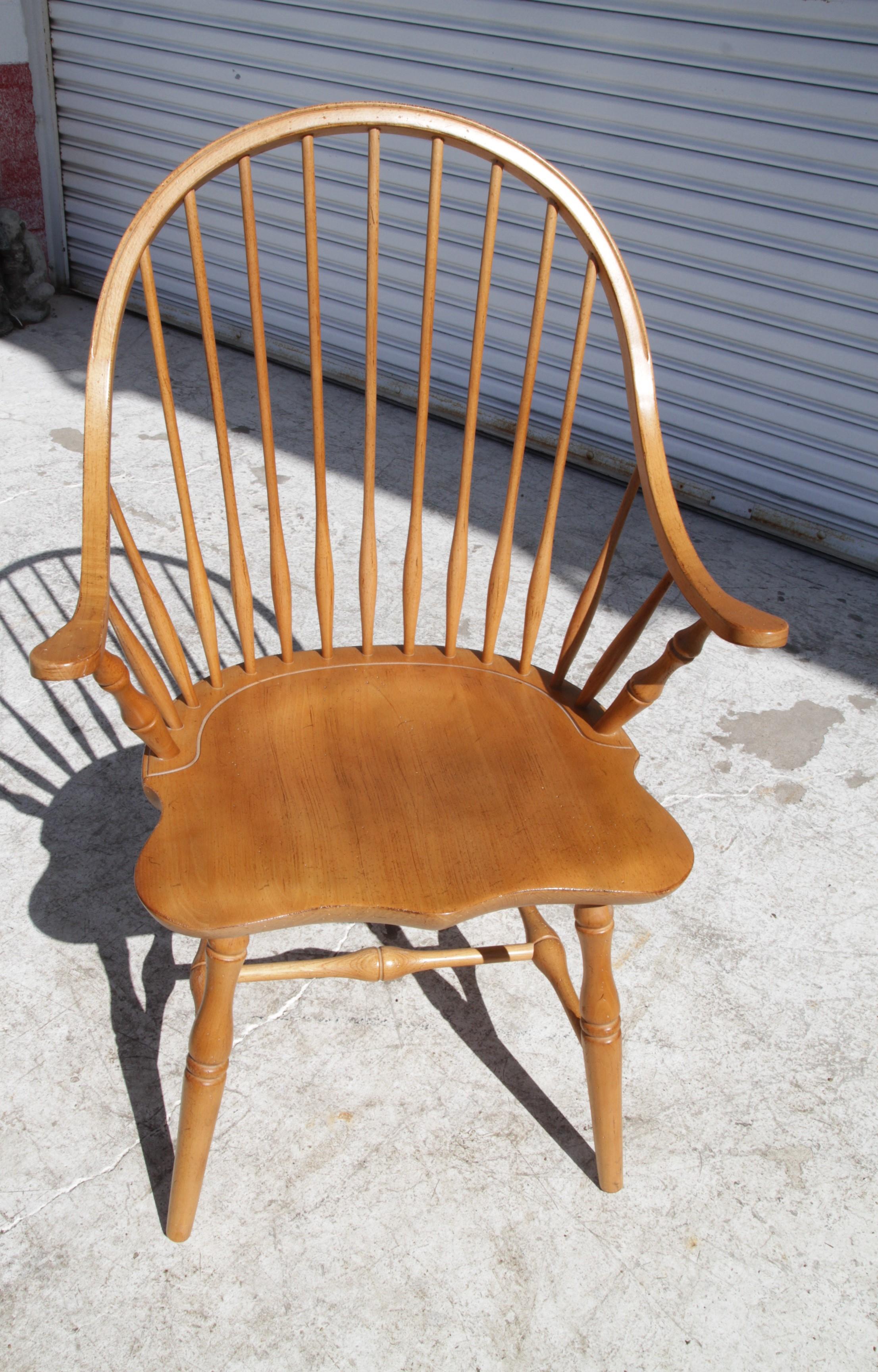 A Late 20th Century Amish crafted Oak Continuous Windsor Armchair with Spindle Back. A true definition of elegance and simplicity. Measures 19