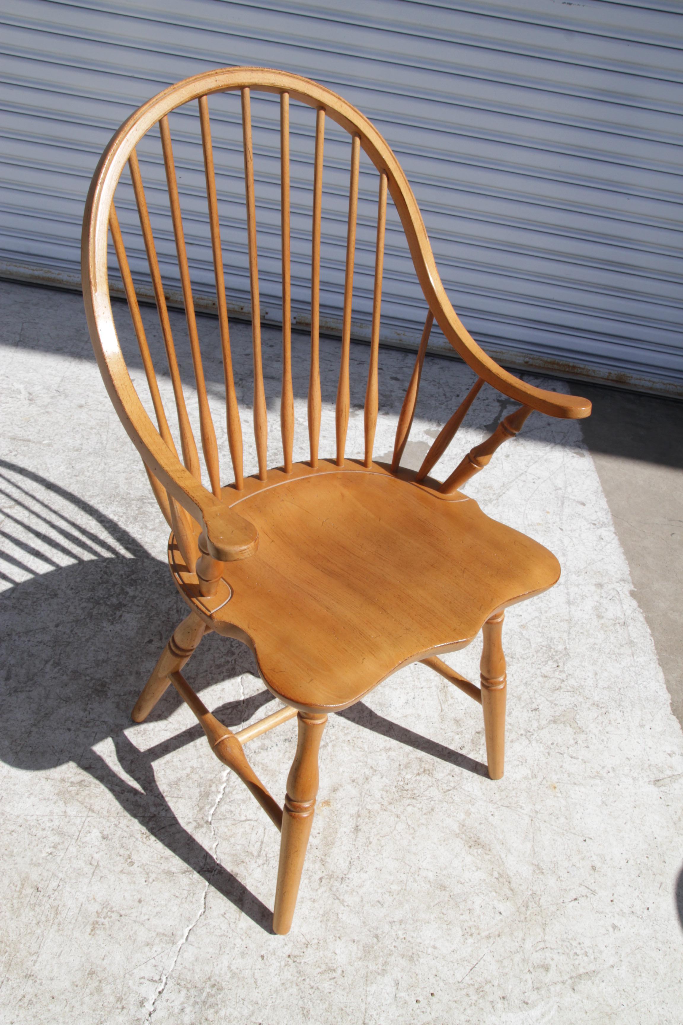 Other Late 20th Century Amish Continuous Arm Windsor Chair in Maple. For Sale