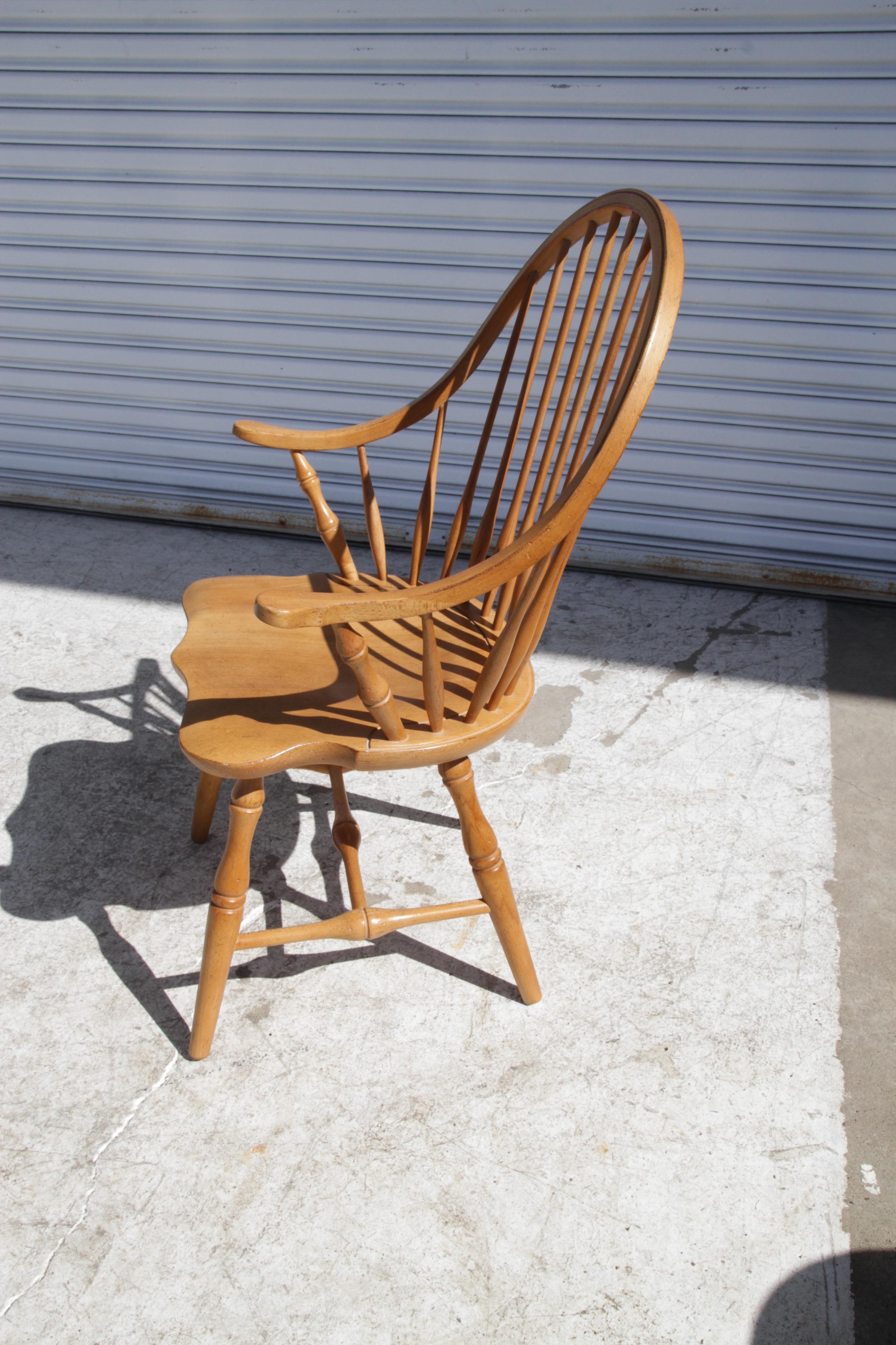 American Late 20th Century Amish Continuous Arm Windsor Chair in Maple. For Sale