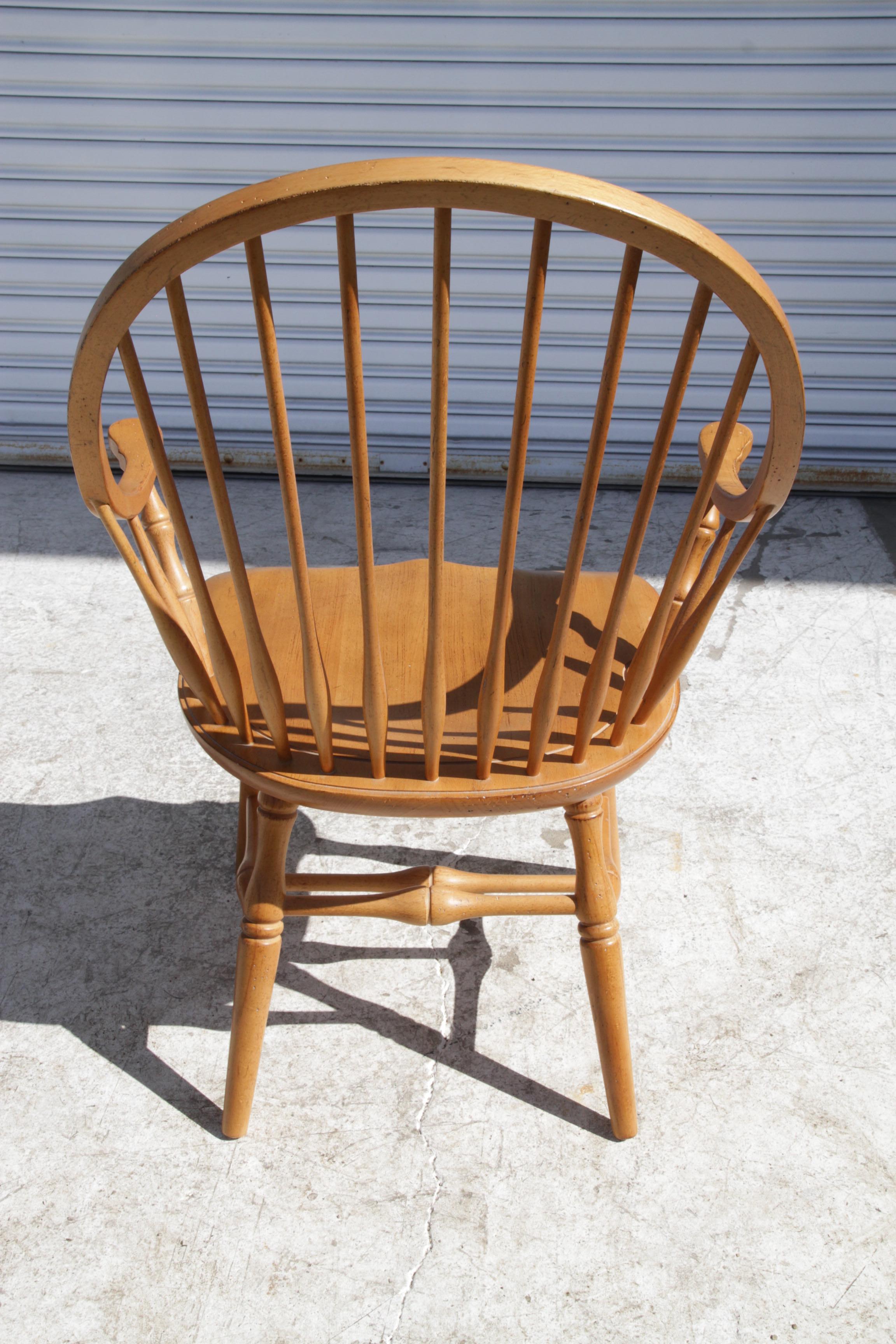 Late 20th Century Amish Continuous Arm Windsor Chair in Maple. In Excellent Condition For Sale In Pasadena, TX