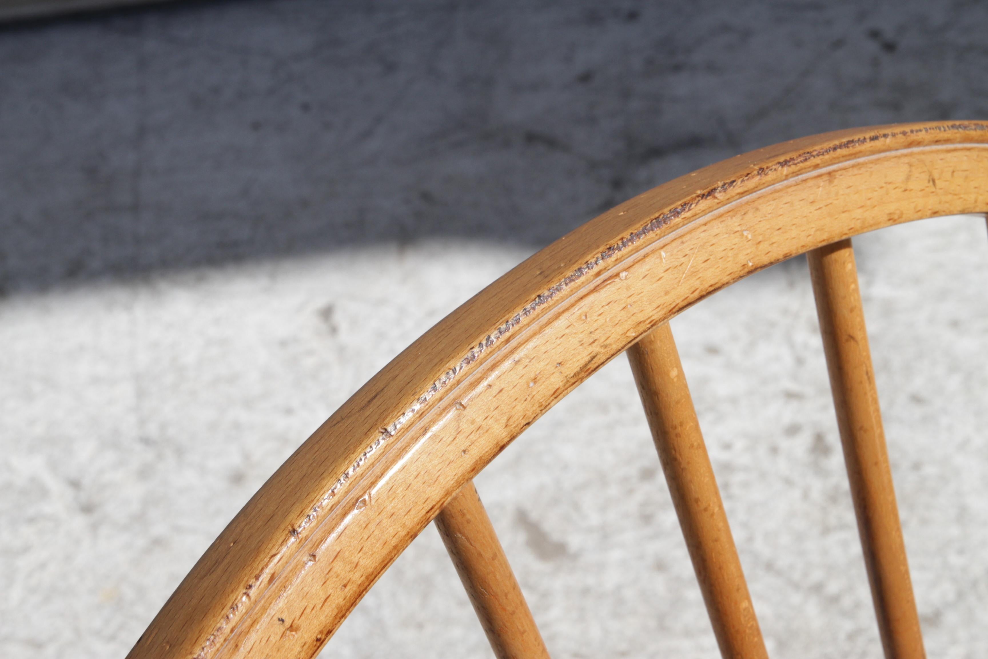 Oak Late 20th Century Amish Continuous Arm Windsor Chair in Maple. For Sale