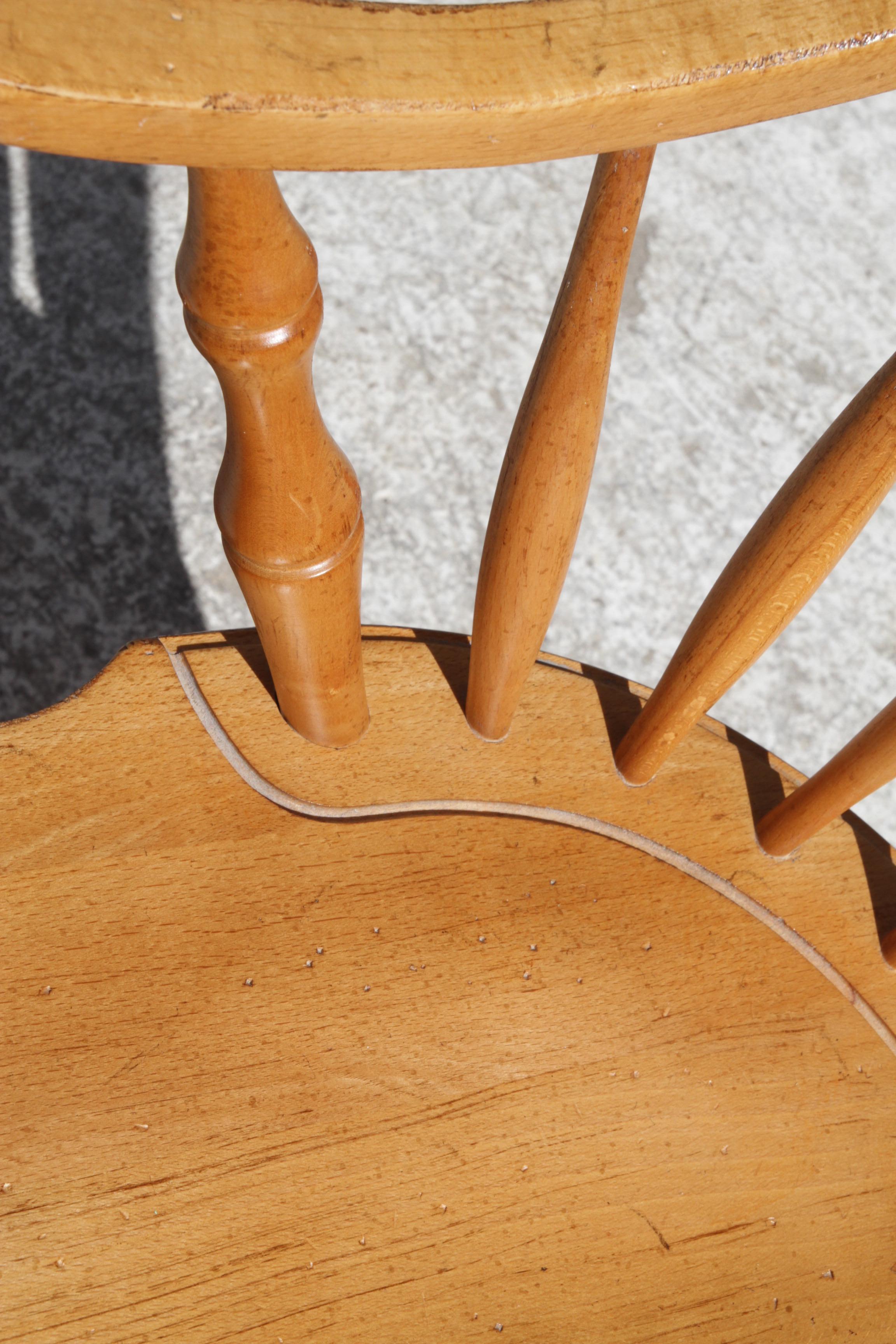 Late 20th Century Amish Continuous Arm Windsor Chair in Maple. For Sale 1