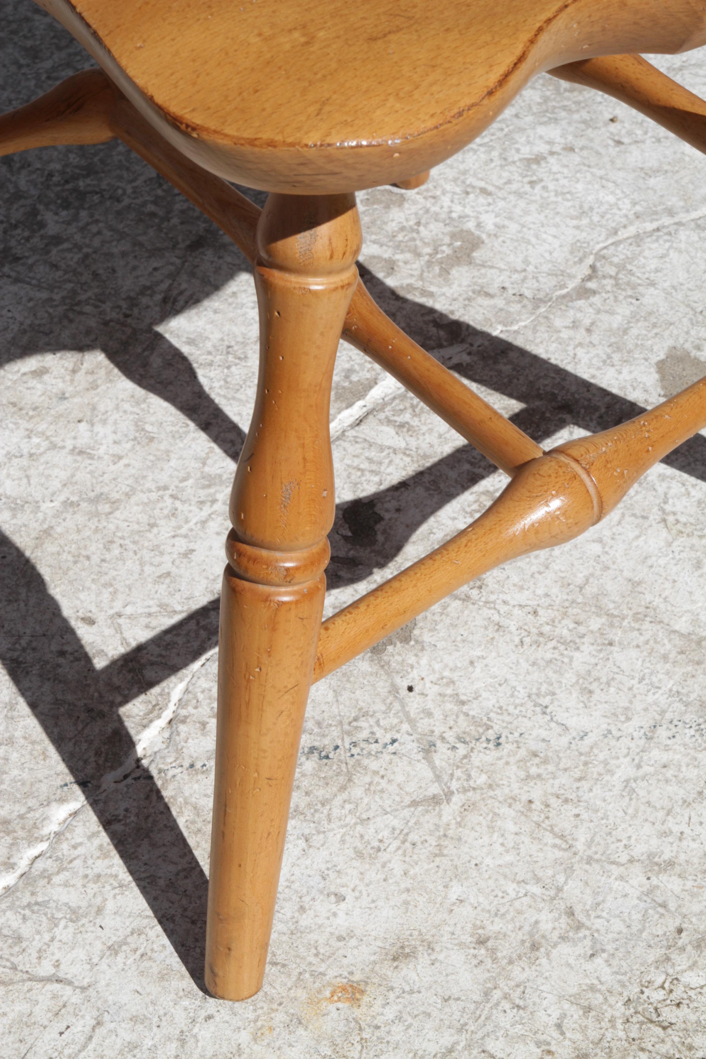 Late 20th Century Amish Continuous Arm Windsor Chair in Maple. For Sale 2