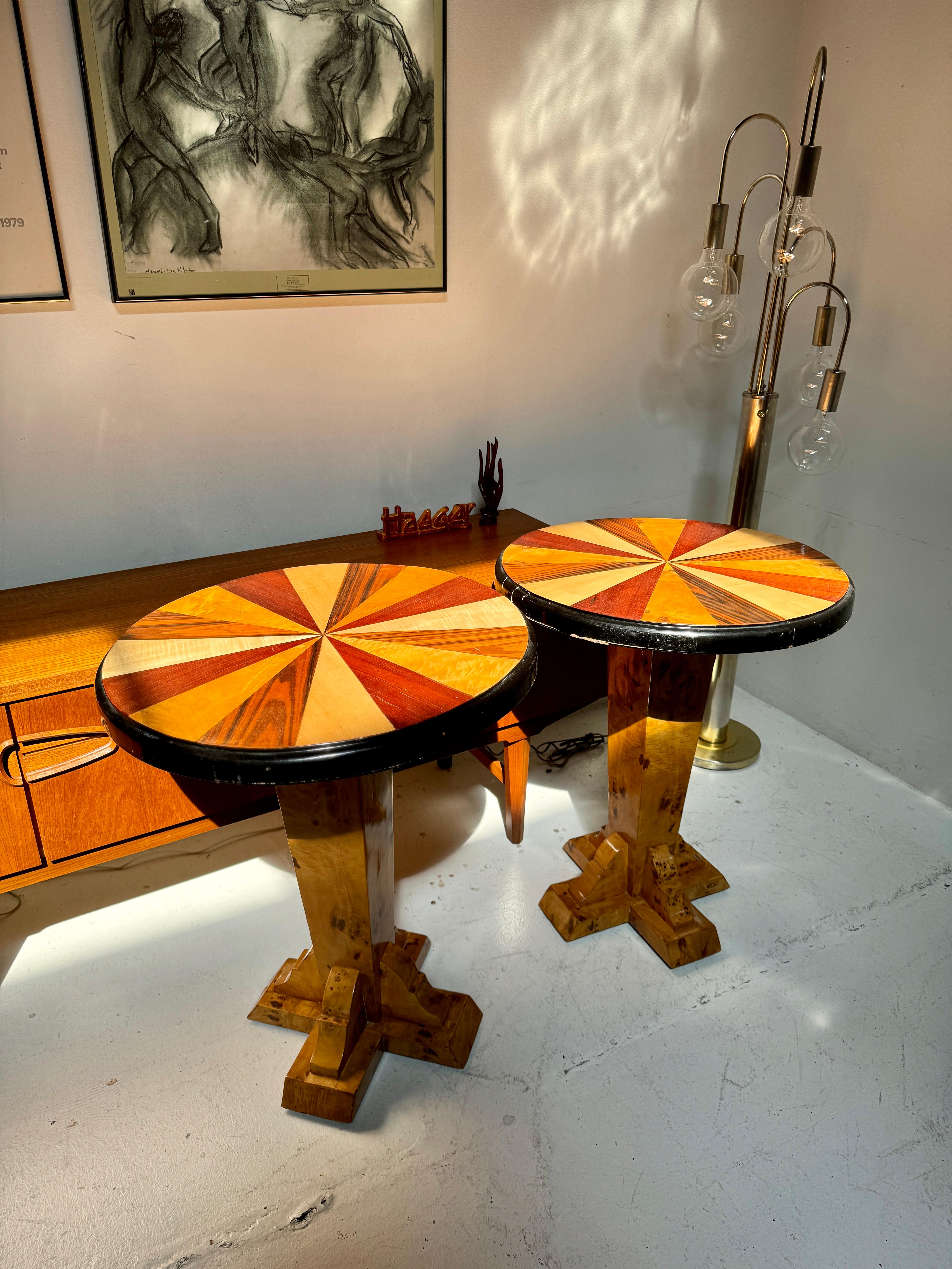Tables d'appoint en loupe de style Art déco de la fin du XXe siècle. La ronce et le palissandre sont combinés dans un motif alterné sur une base piédestale. Globalement en bon état d'origine. Quelques défauts cosmétiques, principalement sur le bord