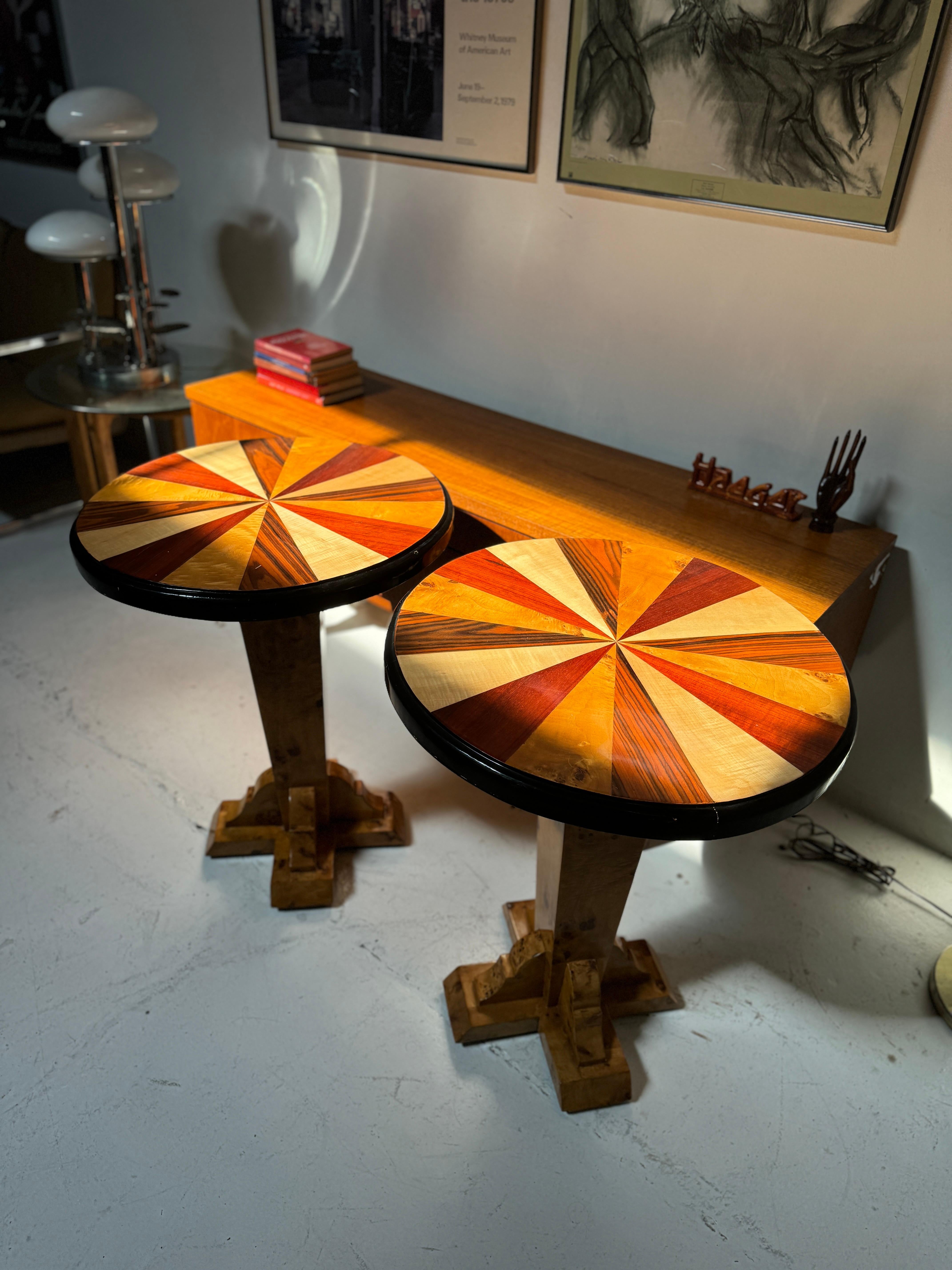 Placage Tables d'appoint en loupe de style Art déco de la fin du 20e siècle en vente