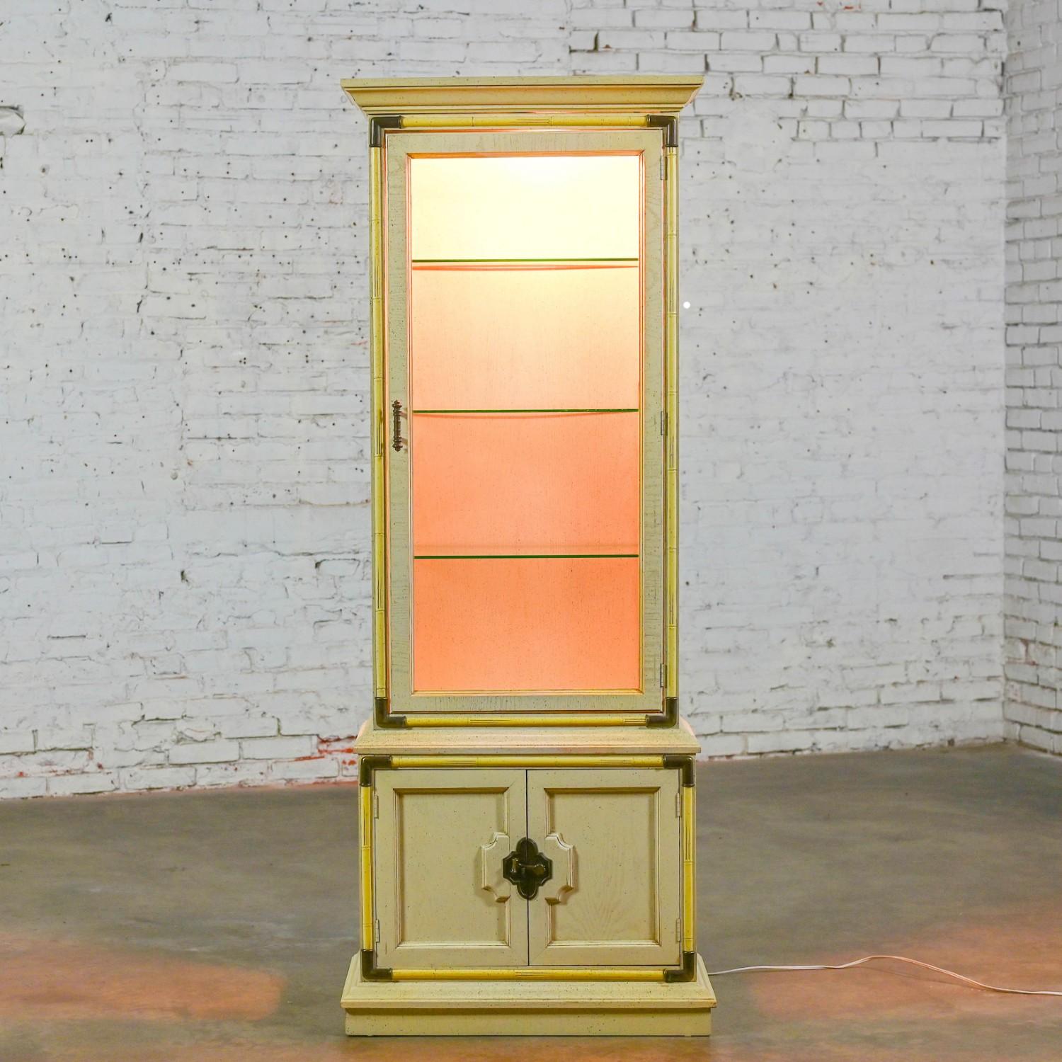Sconosciuto Vetrinetta illuminata in stile Asian Style di Drexel della fine del XX secolo. in vendita