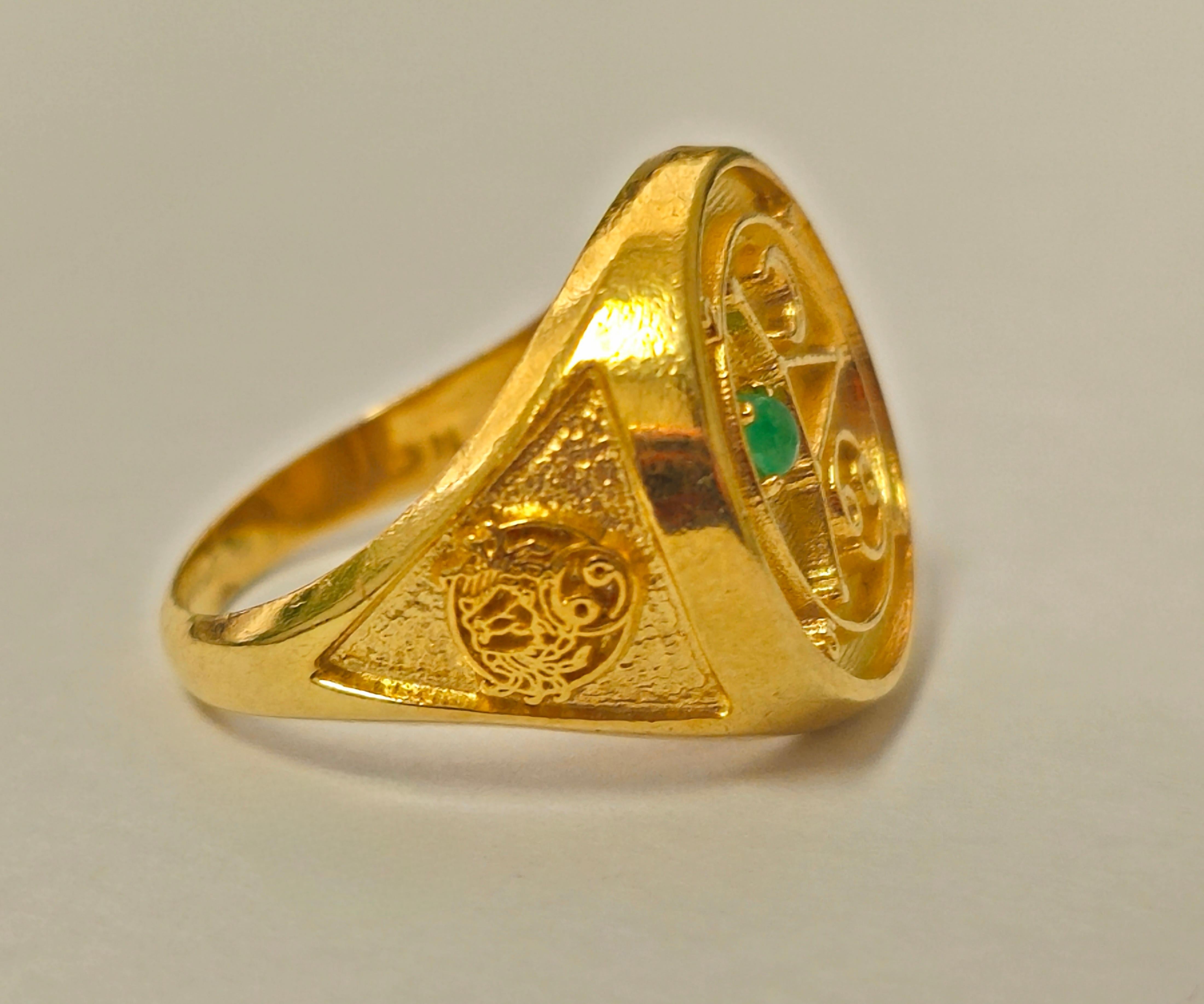 Round Cut Late 20th Century Astrology Motif Emerald Ring 14k Gold  For Sale