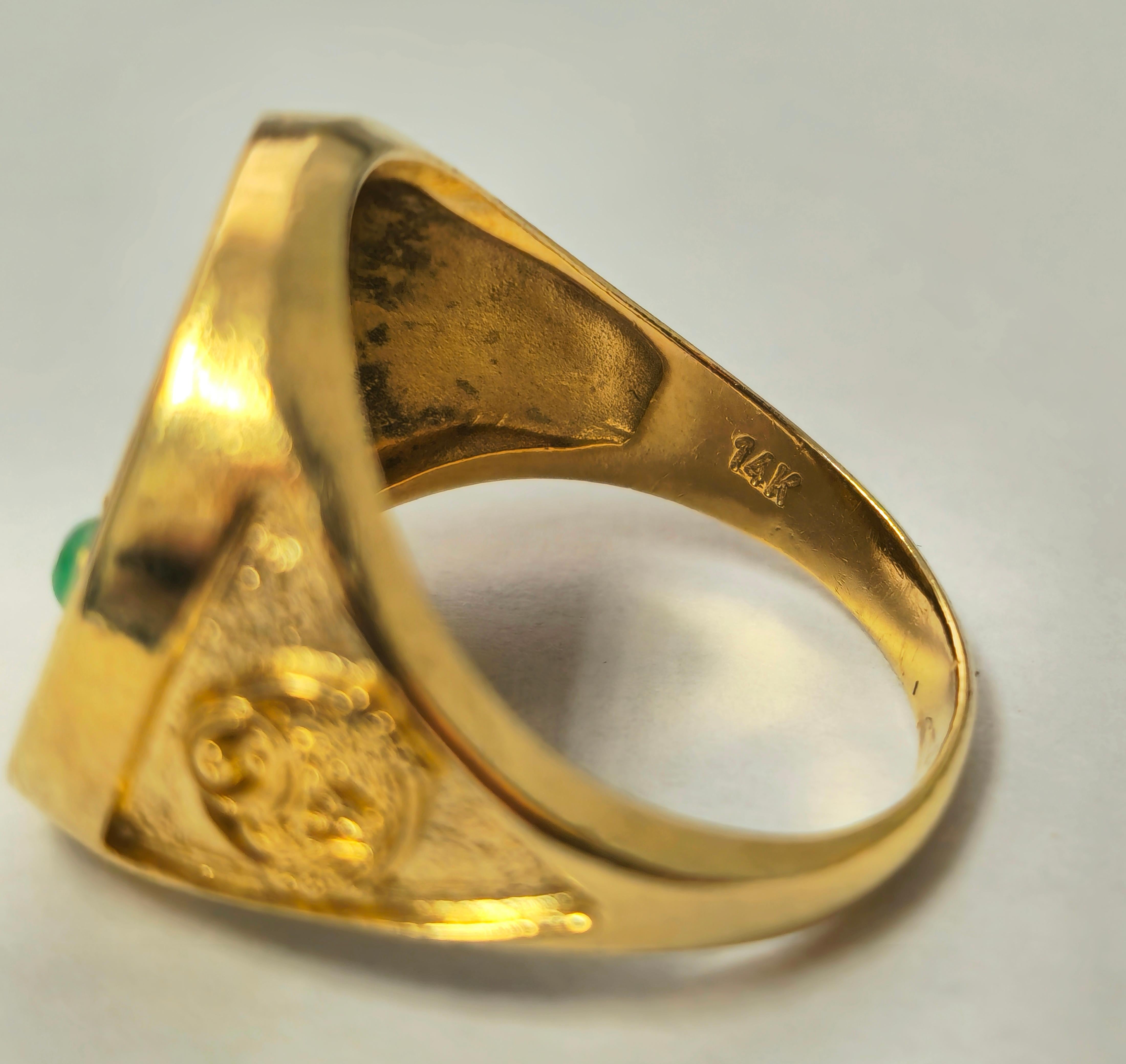 Bague à motif astrologique émeraude de la fin du 20e siècle en or 14 carats  Excellent état - En vente à Miami, FL