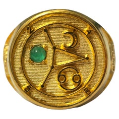 Bague à motif astrologique émeraude de la fin du 20e siècle en or 14 carats 