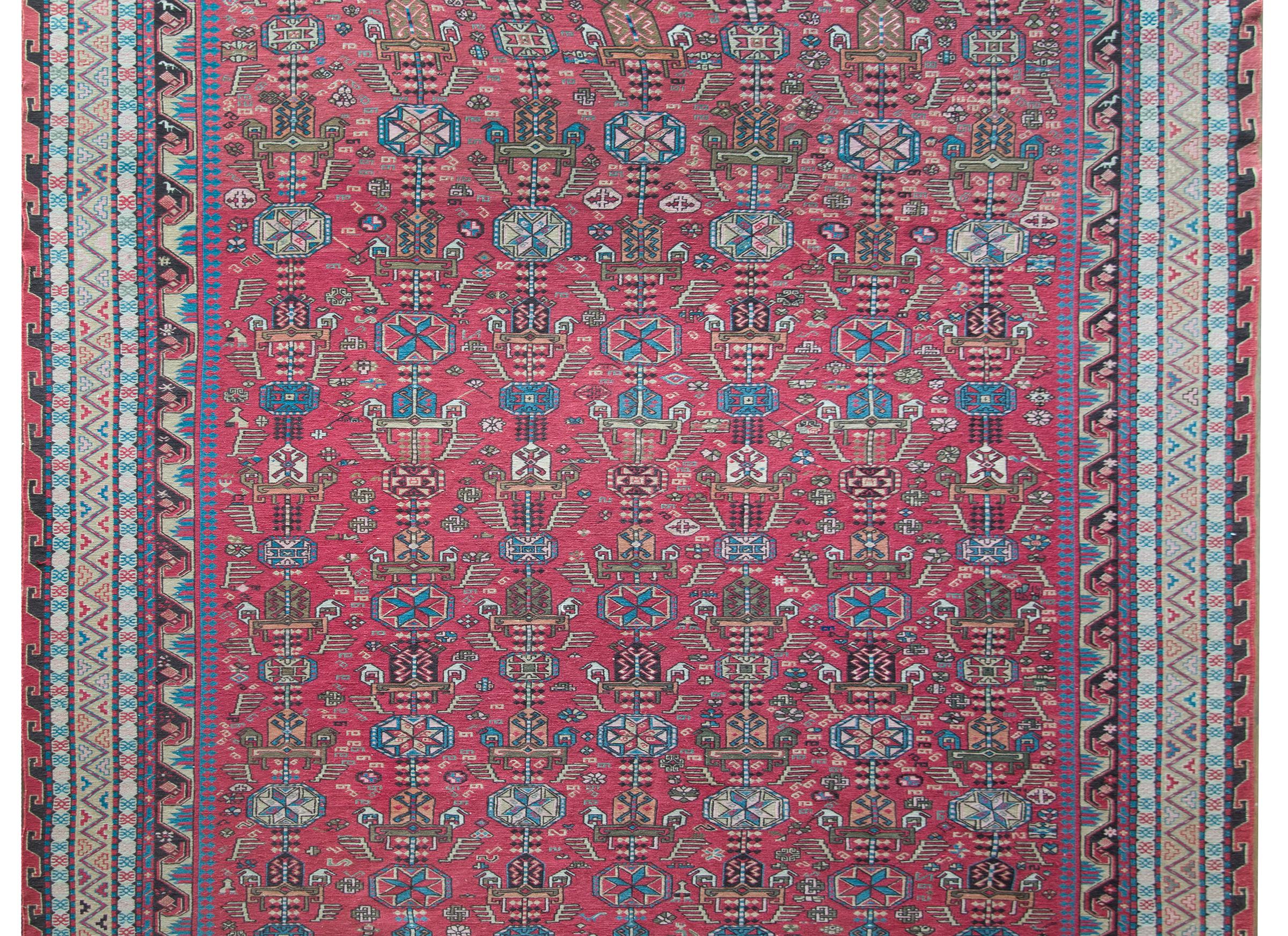 Ein wunderschöner aserbaidschanischer Sumac-Teppich aus dem späten 20. Jahrhundert mit einem Allover-Muster aus unzähligen stilisierten Blumen und Blättern, die in hellem Indigo, Creme, Braun und Orange gewebt sind und vor einem hellen
