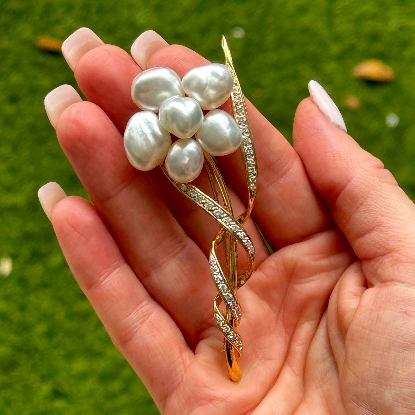Cette broche à motif floral de la fin du XXe siècle est une pièce captivante, mettant en valeur un superbe arrangement de perles baroques qui forment un élégant motif floral. Réalisée en or jaune 18 carats, la broche présente un mélange harmonieux