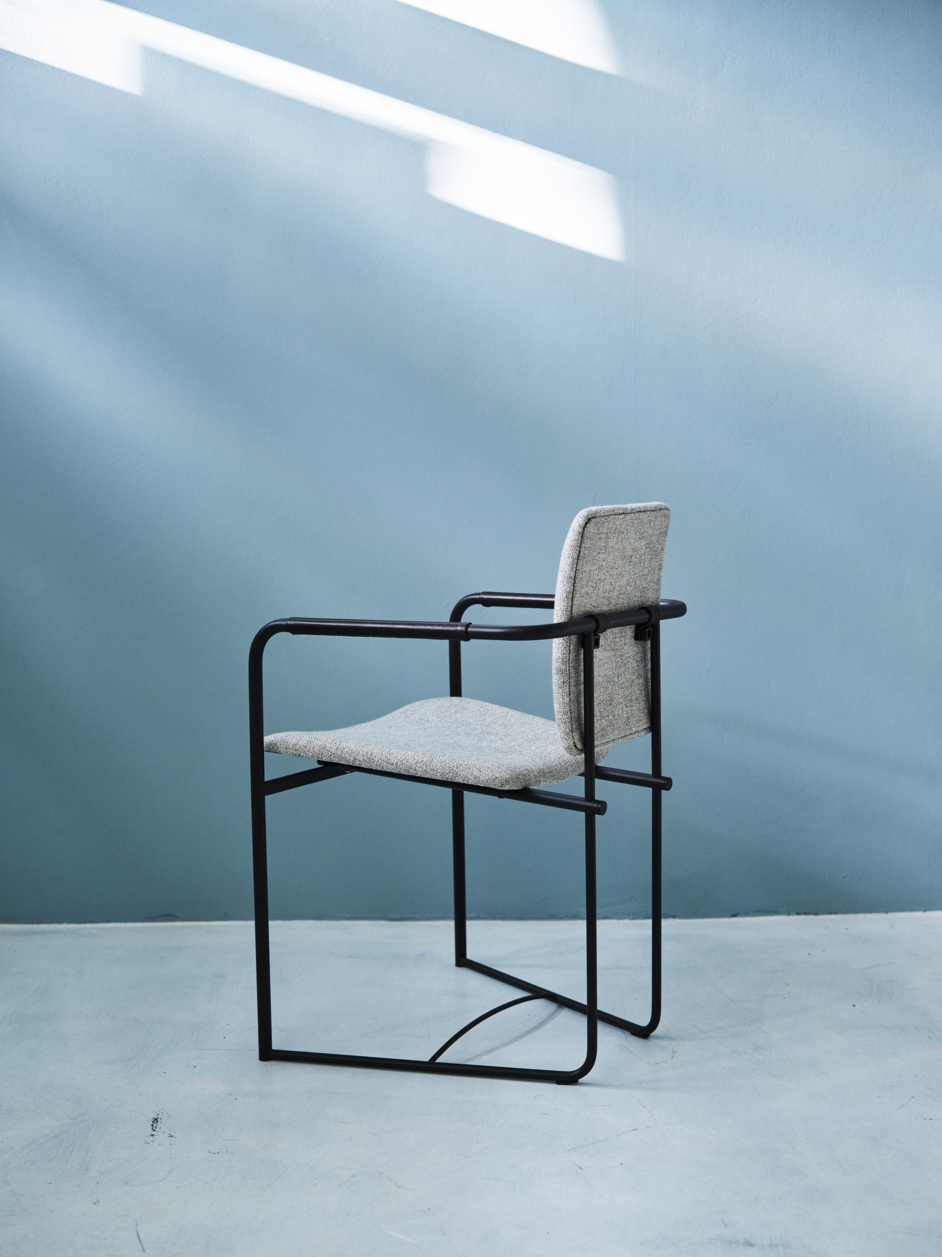 The Faye SO2+ armchair was designed by Peter Ghyczy and hand-crafted in the GHYCZY atelier in 2017. The Faye S02+ armchair is based on the original Jodie SO2 design from 1986, which has remained a highly acclaimed GHYCZY design since coming on the
