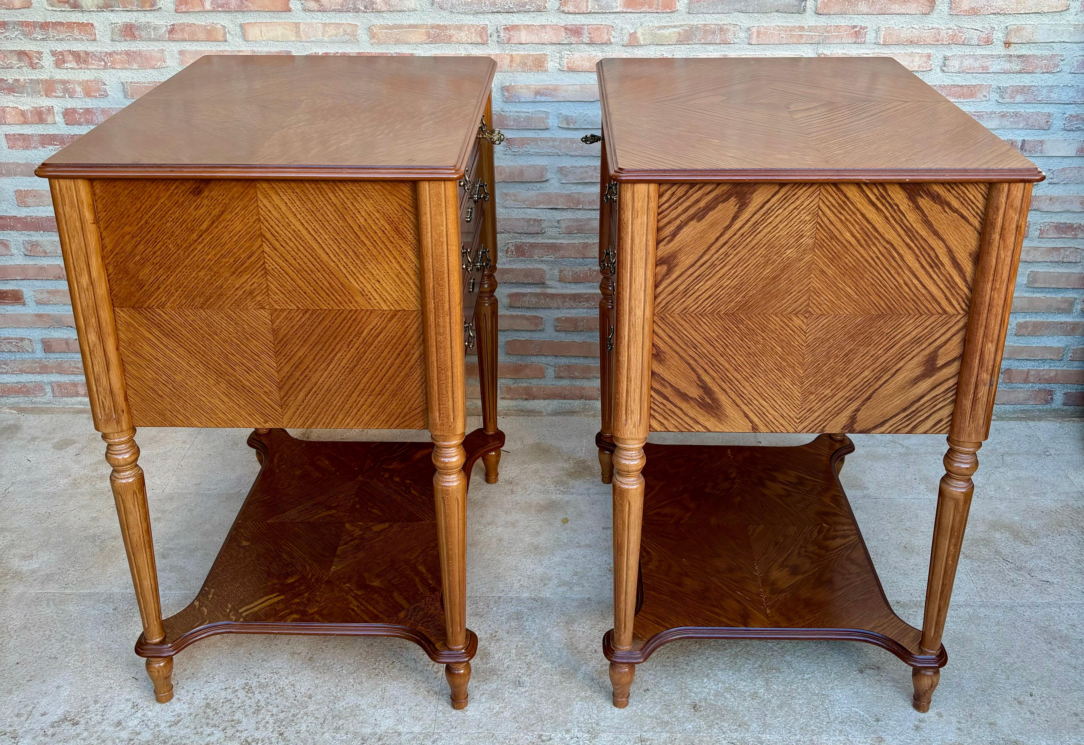 Tables de chevet ou tables de nuit à trois tiroirs et plateau ouvert de la fin du 20e siècle en vente 5