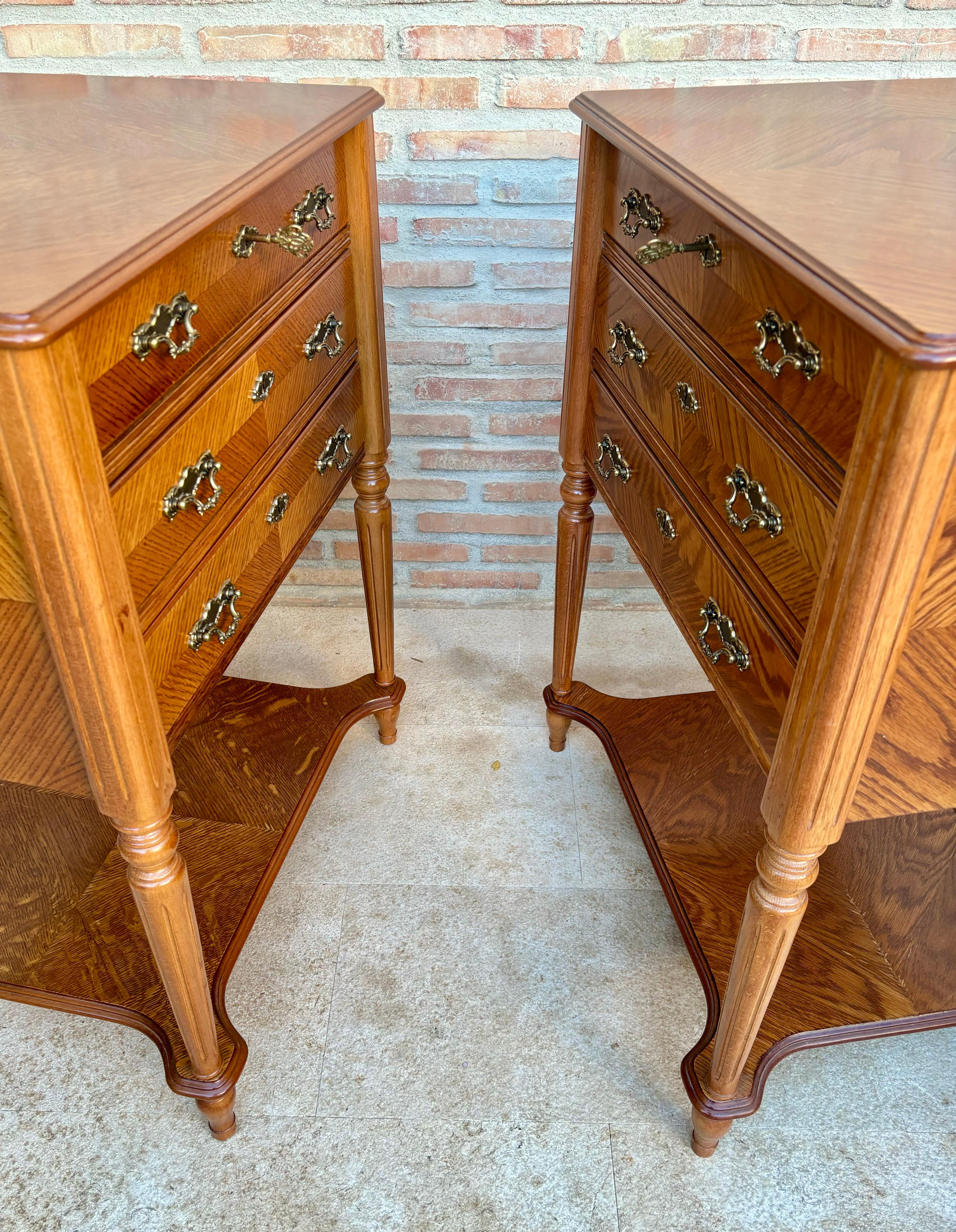 Tables de chevet ou tables de nuit à trois tiroirs et plateau ouvert de la fin du 20e siècle en vente 6