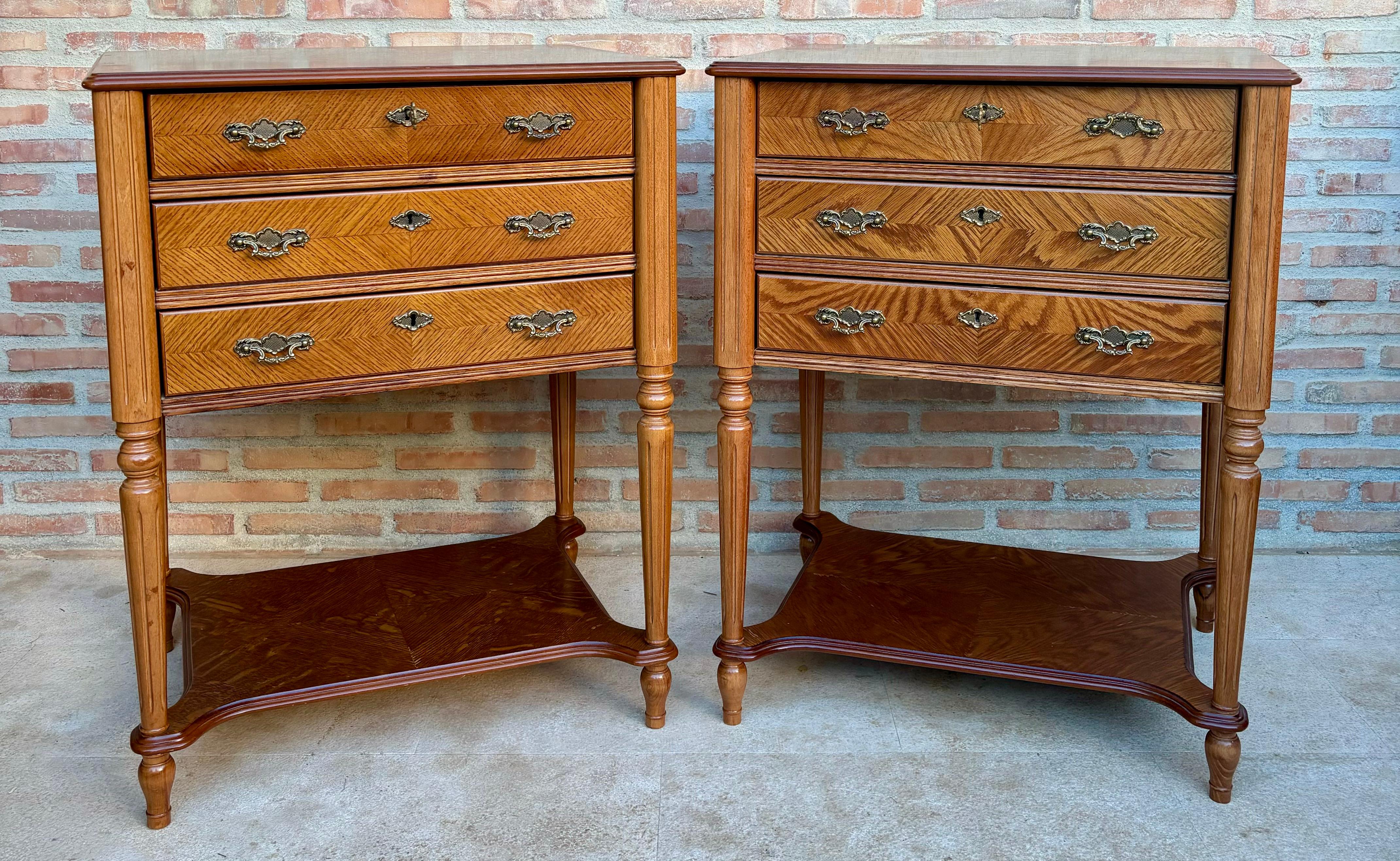 20ième siècle Tables de chevet ou tables de nuit à trois tiroirs et plateau ouvert de la fin du 20e siècle en vente