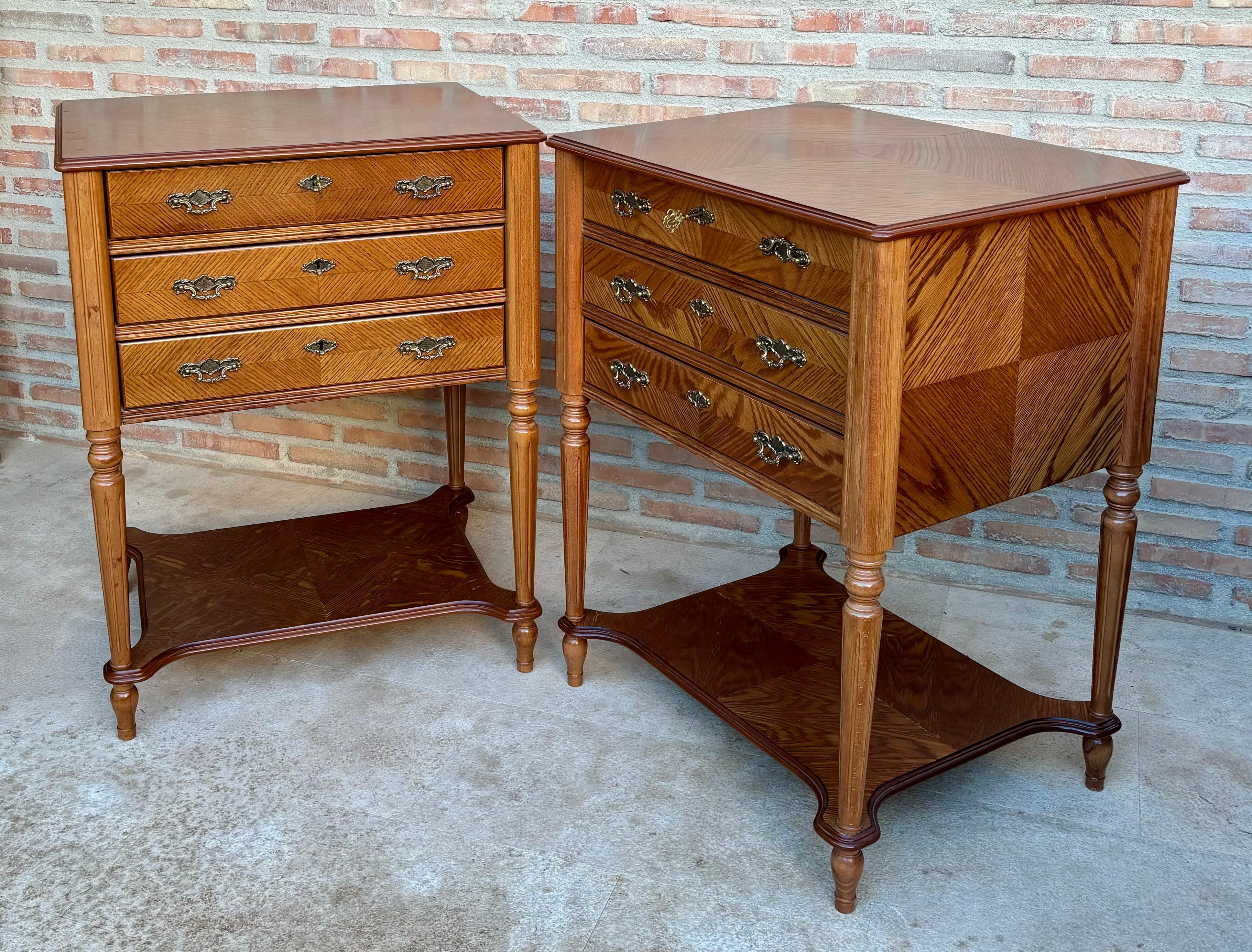 Noyer Tables de chevet ou tables de nuit à trois tiroirs et plateau ouvert de la fin du 20e siècle en vente