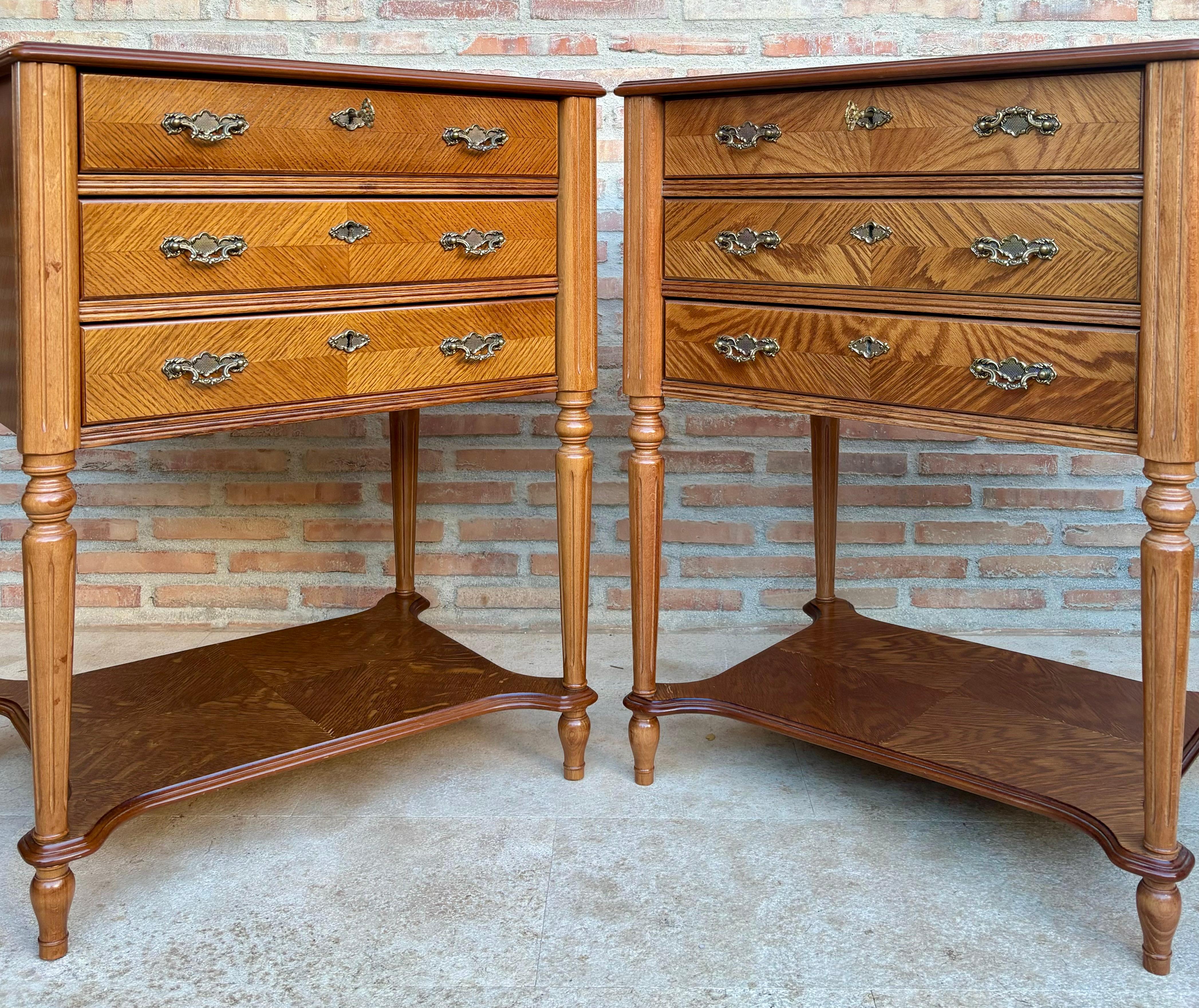 Tables de chevet ou tables de nuit à trois tiroirs et plateau ouvert de la fin du 20e siècle en vente 1
